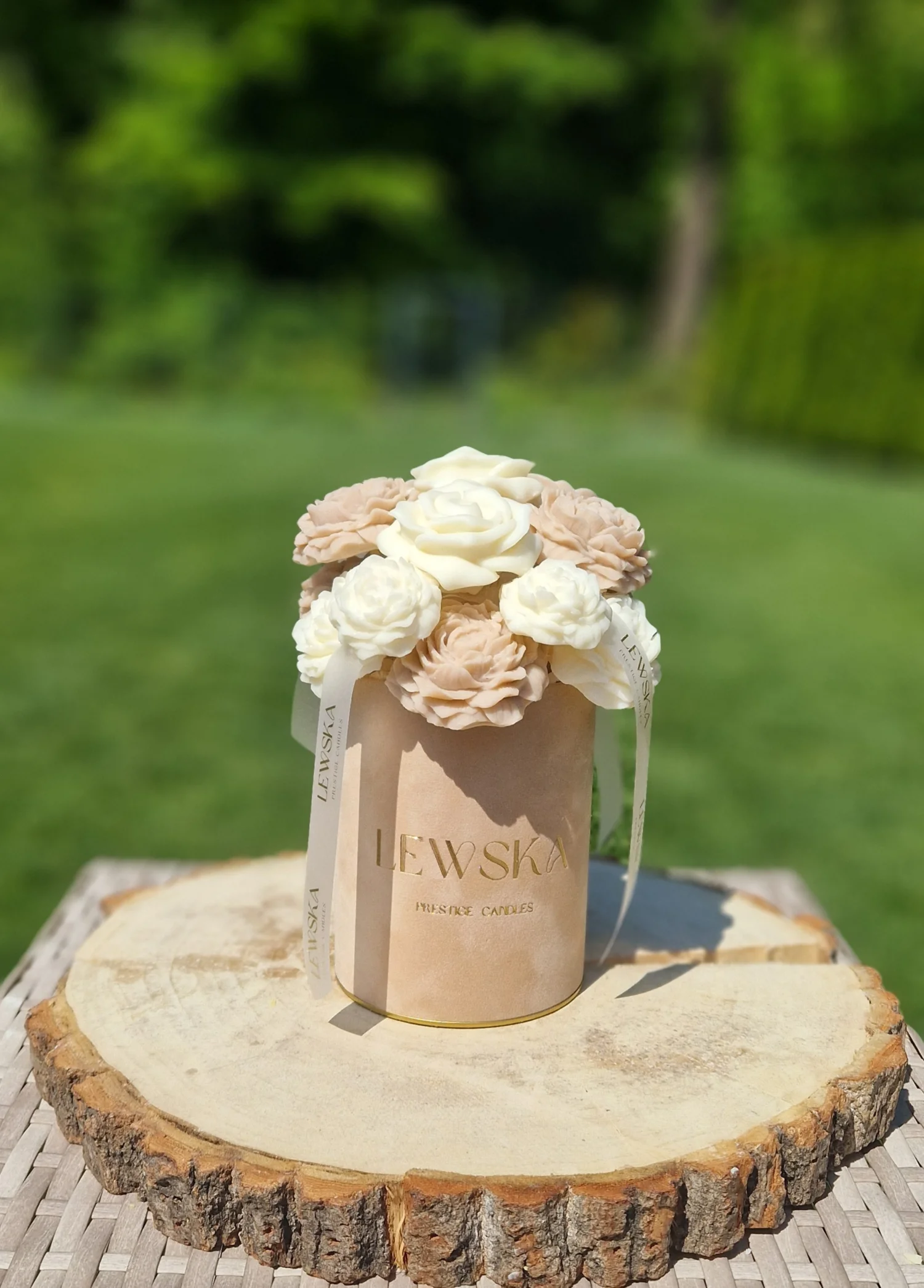 Flowerbox  M beżowy. Kwiaty beżowo-białe 