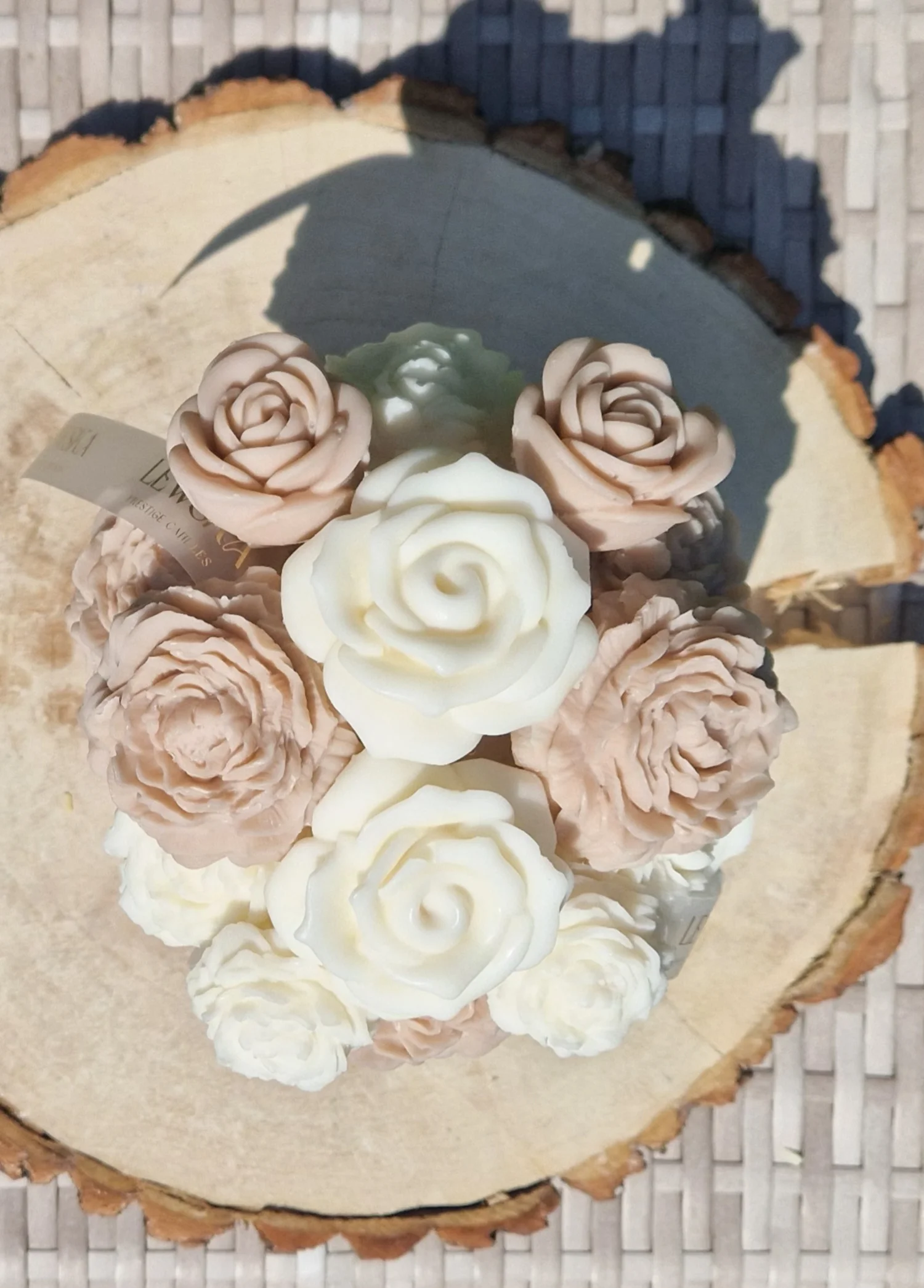 Flowerbox  M beżowy. Kwiaty beżowo-białe 