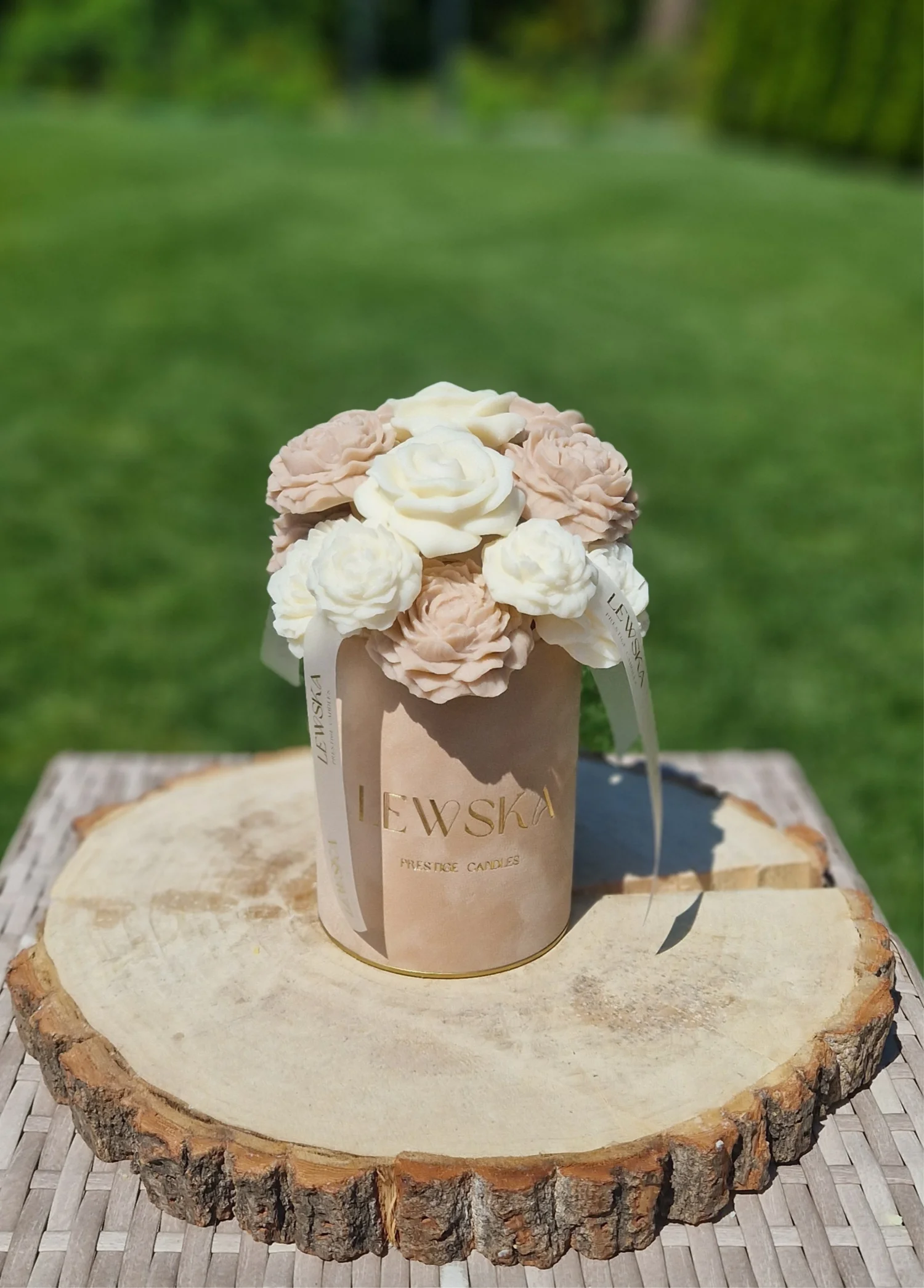 Flowerbox  M beżowy. Kwiaty beżowo-białe 