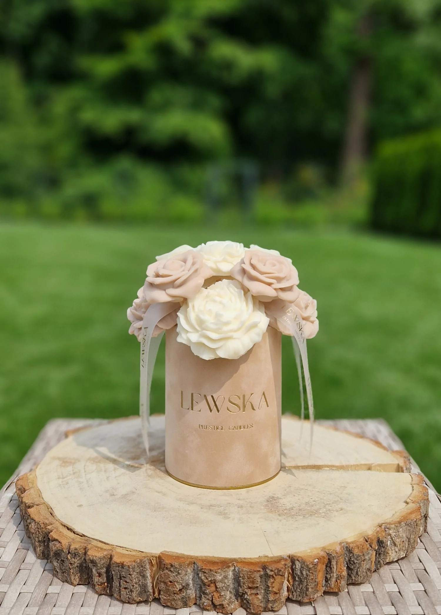 Flowerbox  M beżowy. Kwiaty  biało- beżowe