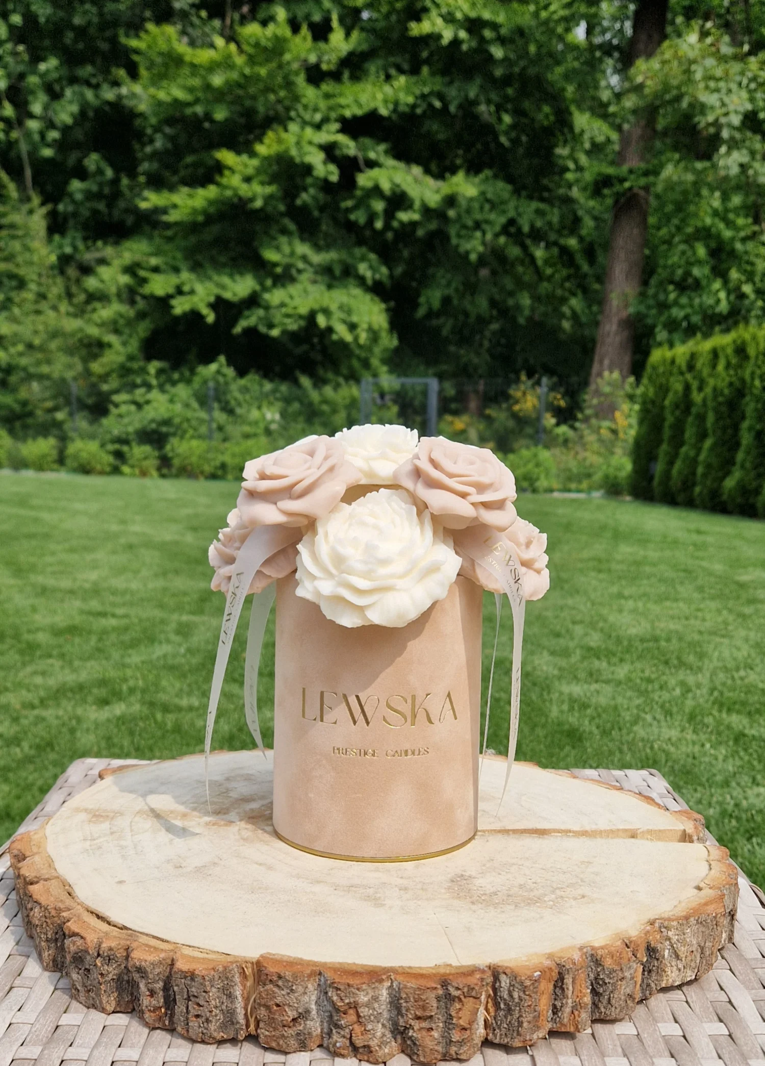 Flowerbox  M beżowy. Kwiaty  biało- beżowe