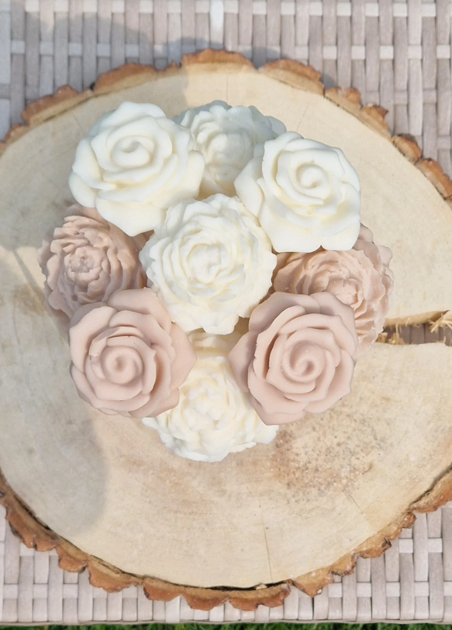 Flowerbox  M beżowy. Kwiaty  biało- beżowe