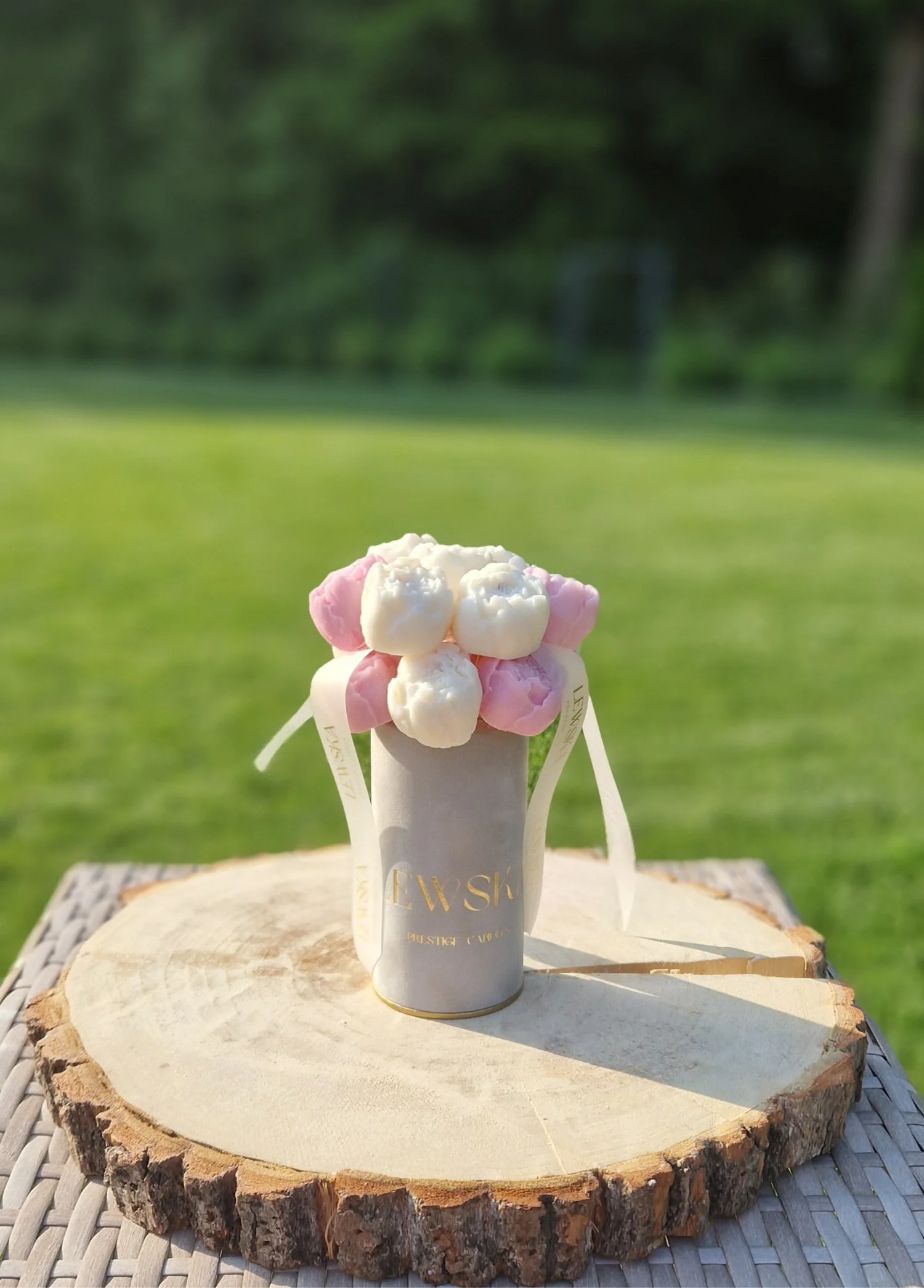 Flowerbox S szary. Kwiaty  mini pąki różowo- białe