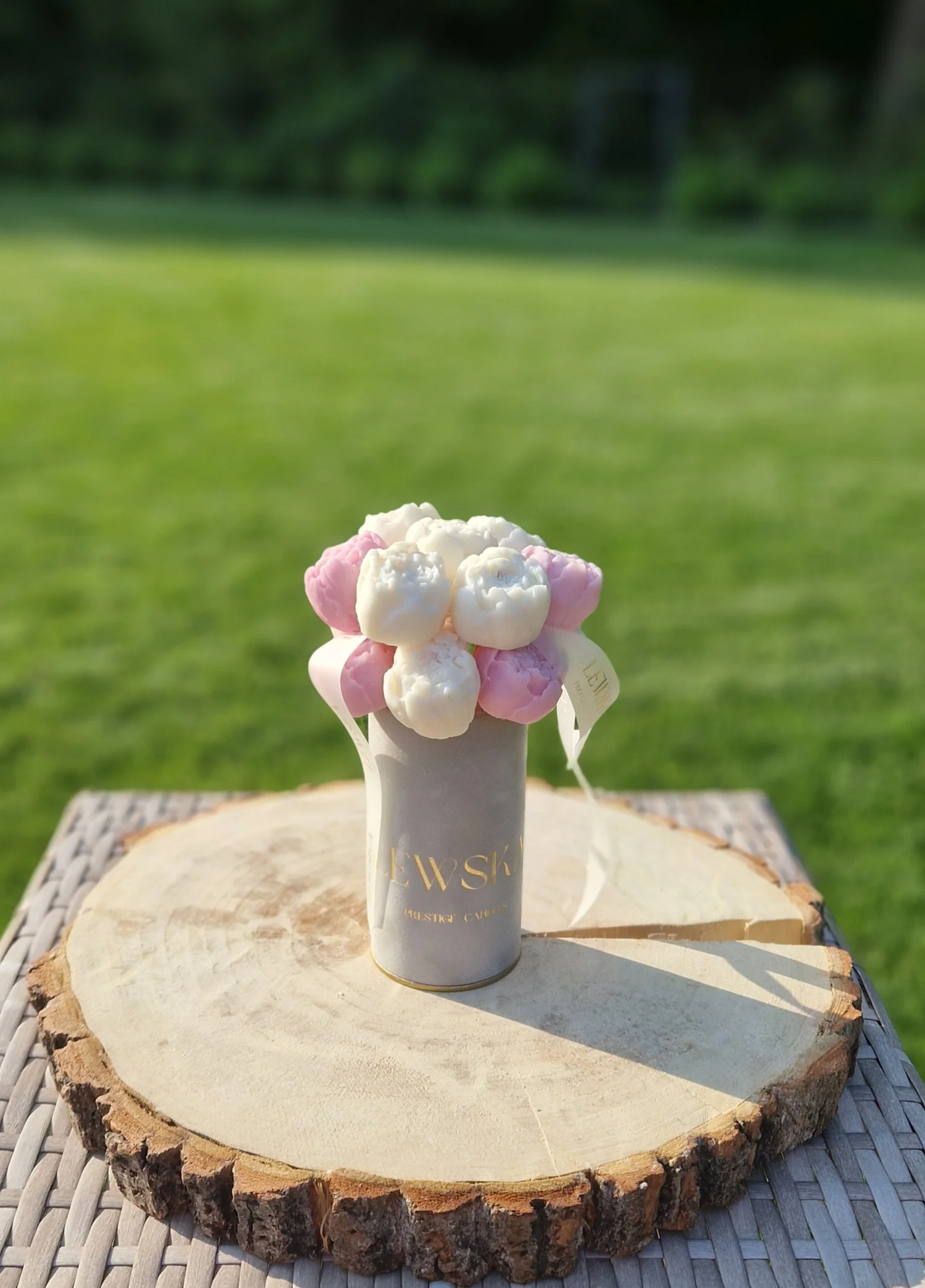 Flowerbox S szary. Kwiaty  mini pąki różowo- białe