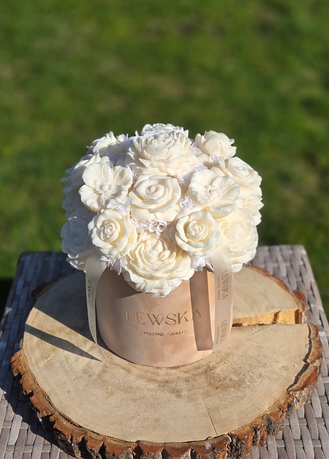 Flowerbox L beżowy. Mix kwiatów białych