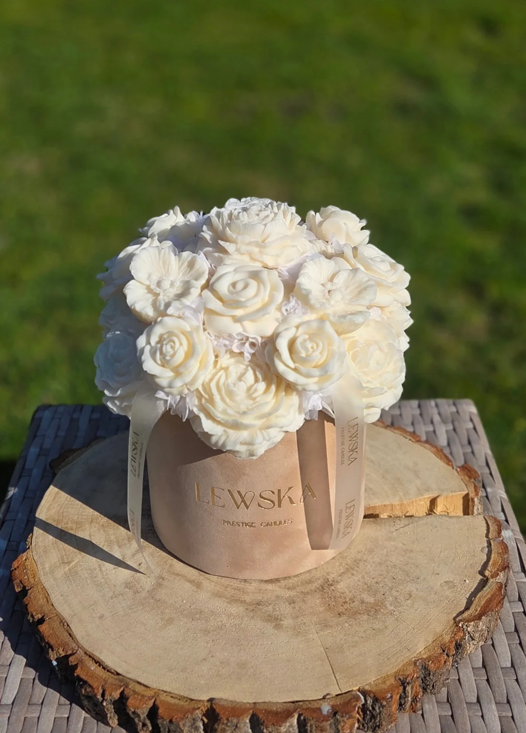 Flowerbox L beżowy. Mix kwiatów białych