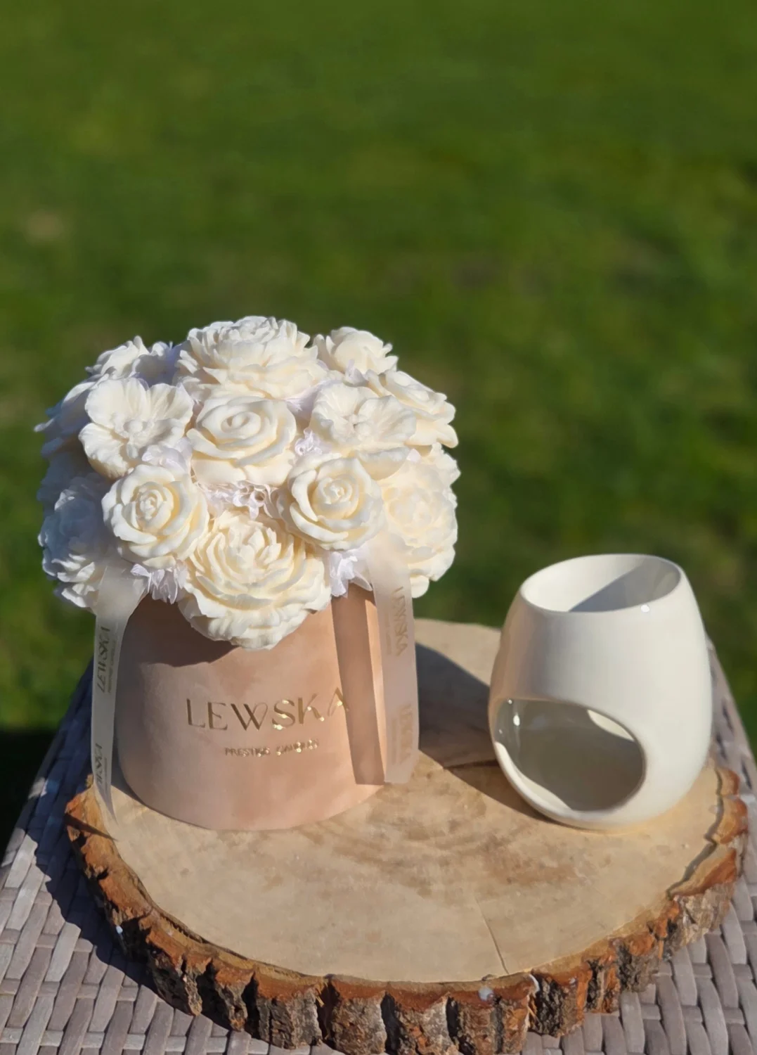 Flowerbox L beżowy. Mix kwiatów białych