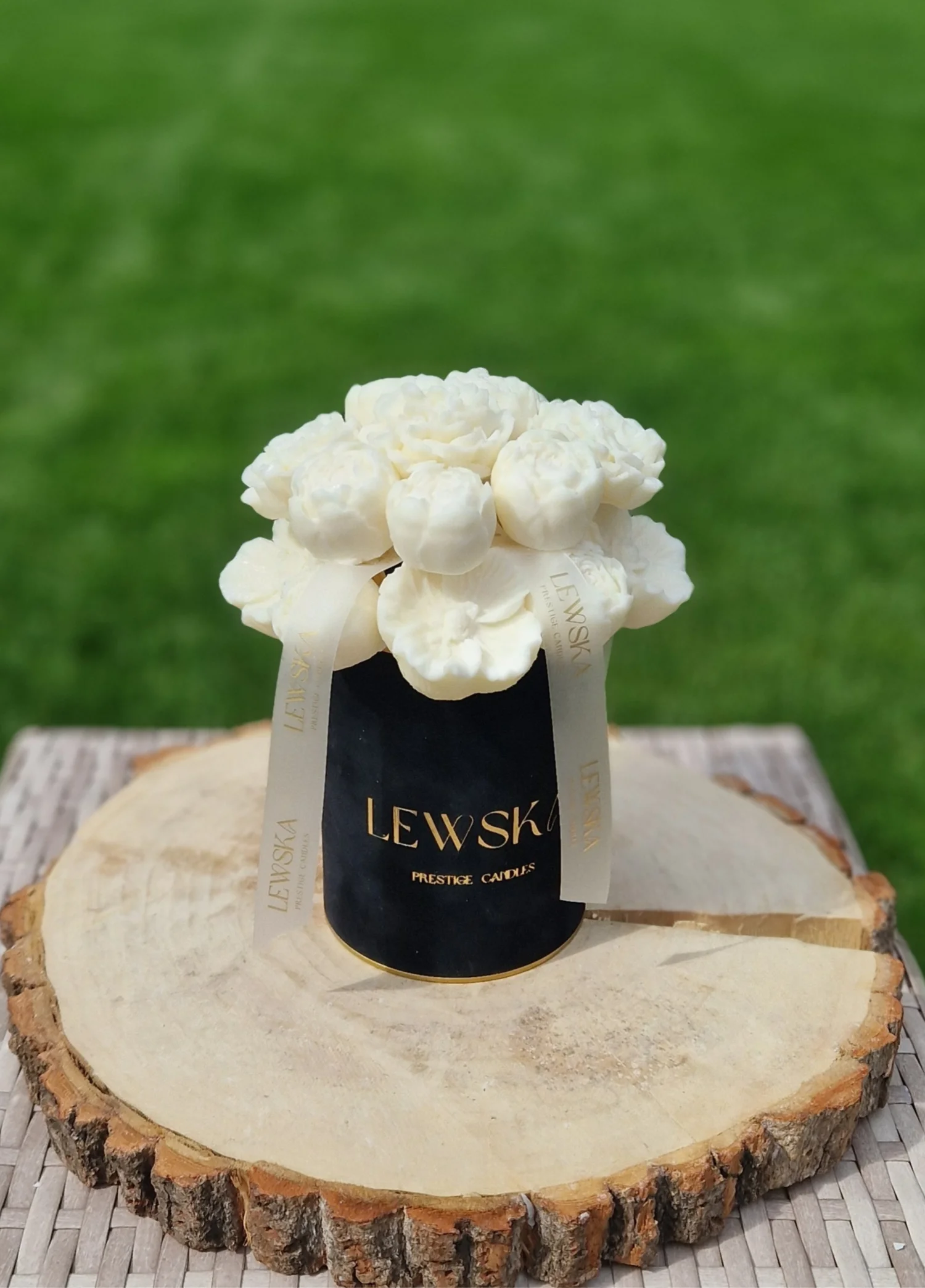 Flowerbox M czarny. Mix białych kwiatów