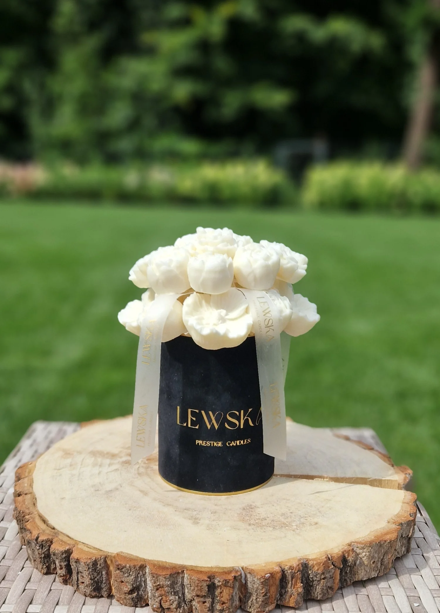 Flowerbox M czarny. Mix białych kwiatów