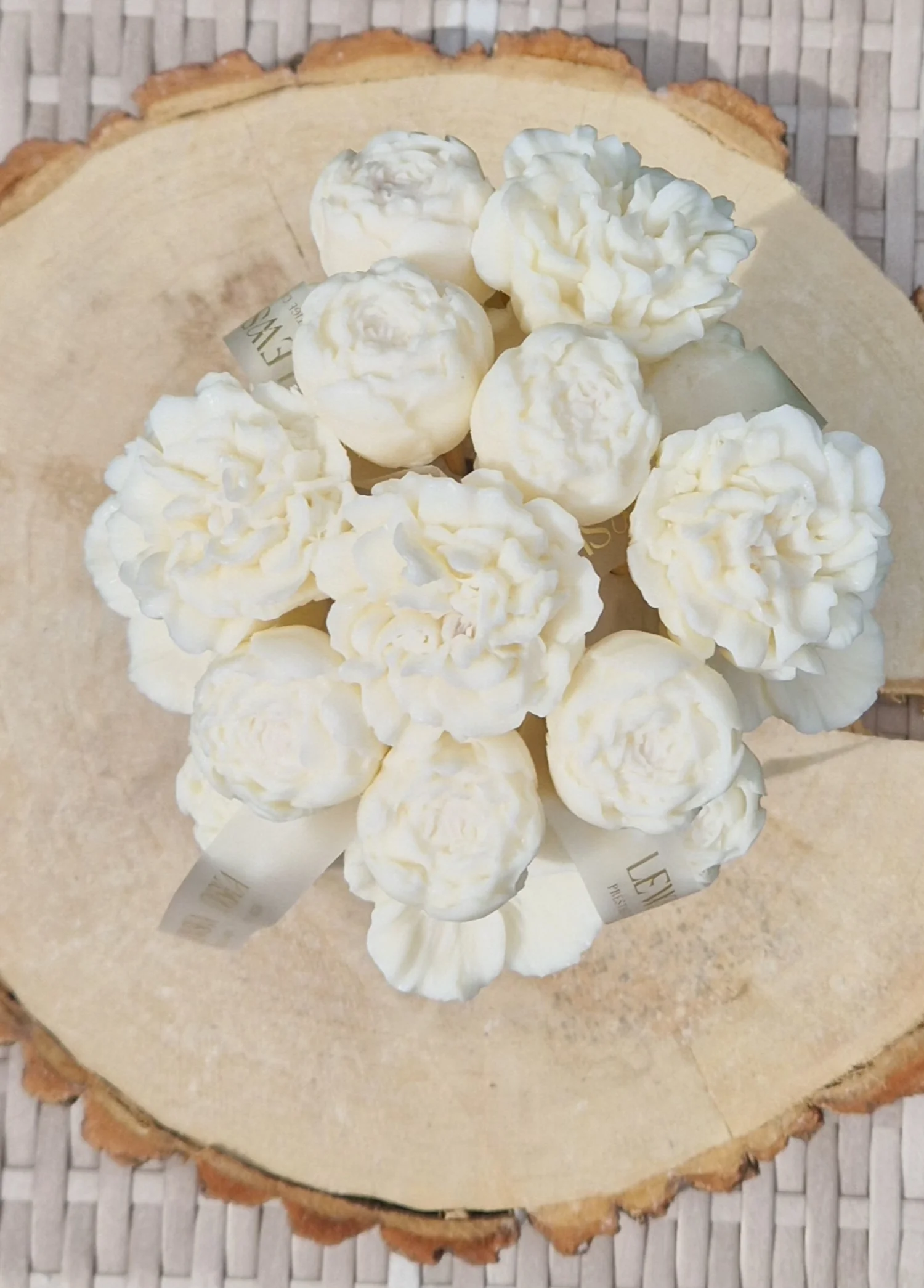 Flowerbox M czarny. Mix białych kwiatów