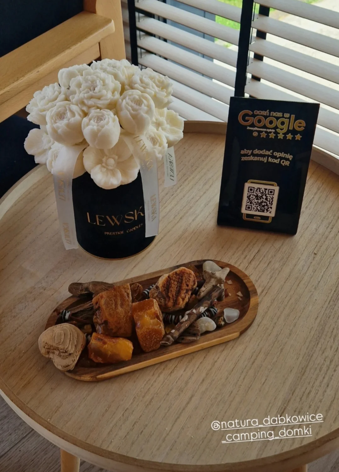 Flowerbox M czarny. Mix białych kwiatów