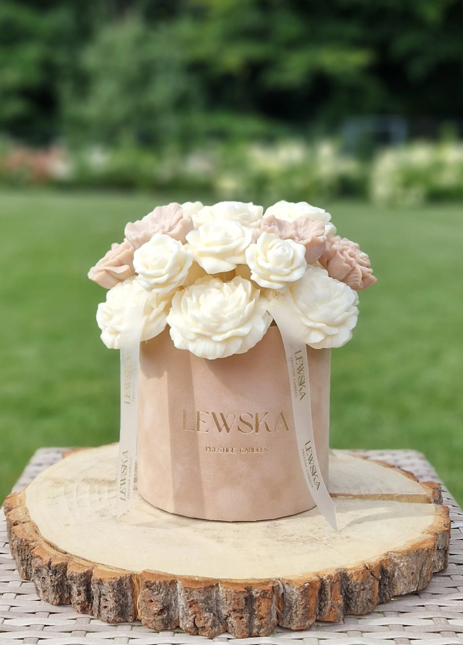 Flowerbox L beżowy. Mix kwiatów biało-beżowych