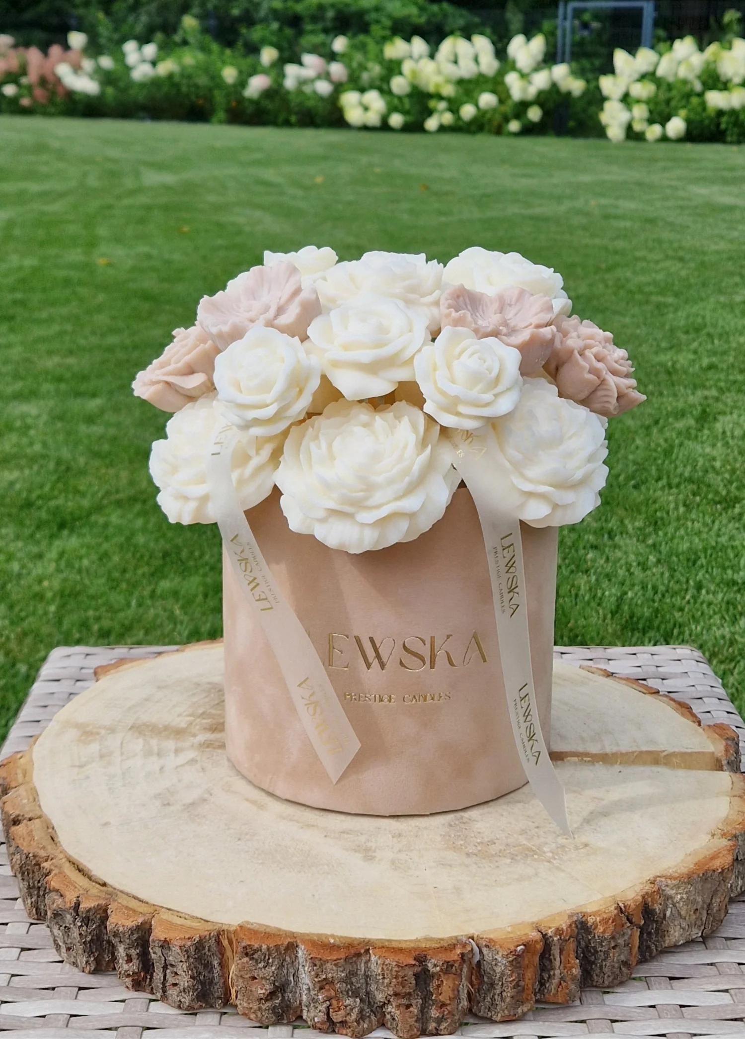 Flowerbox L beżowy. Mix kwiatów biało-beżowych