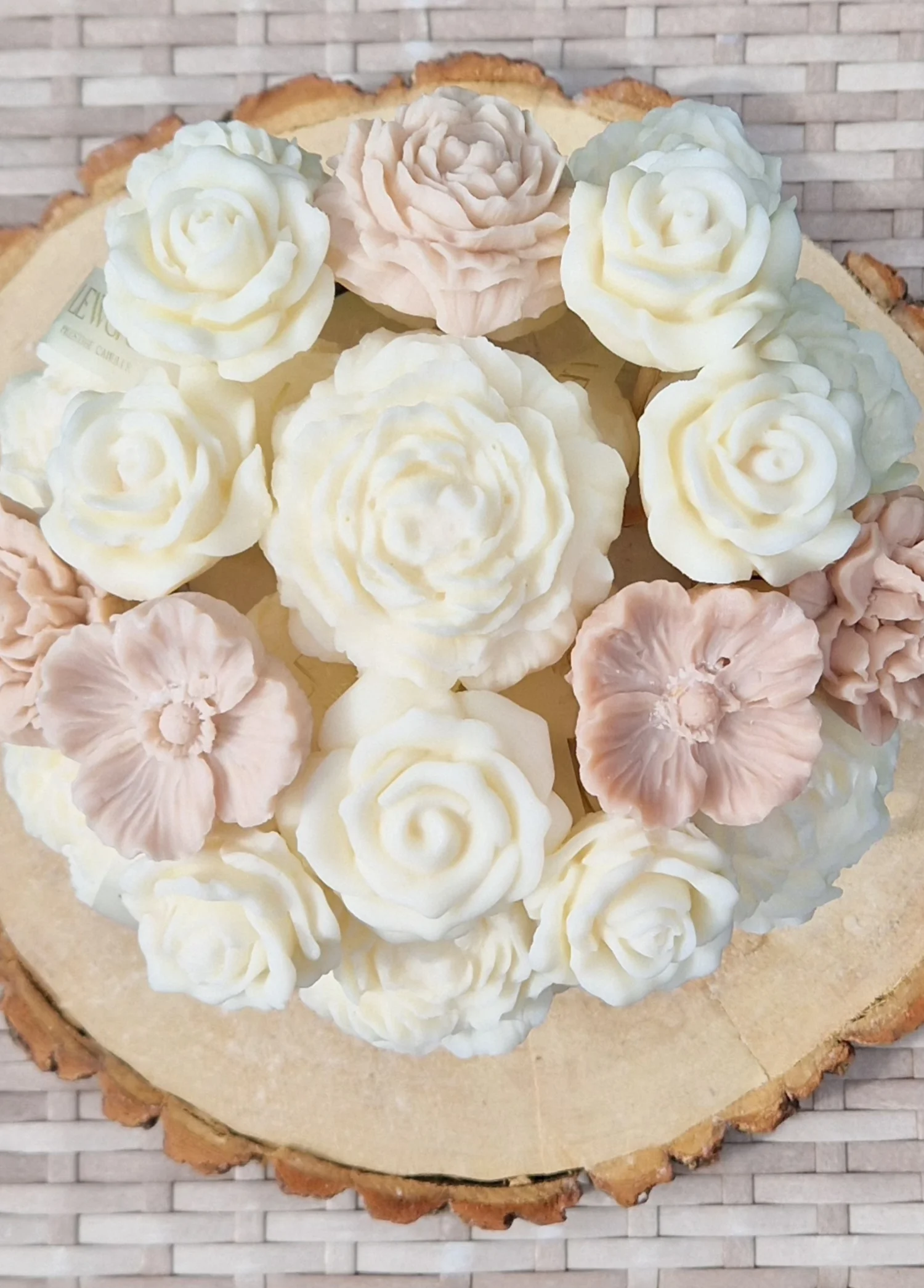 Flowerbox L beżowy. Mix kwiatów biało-beżowych