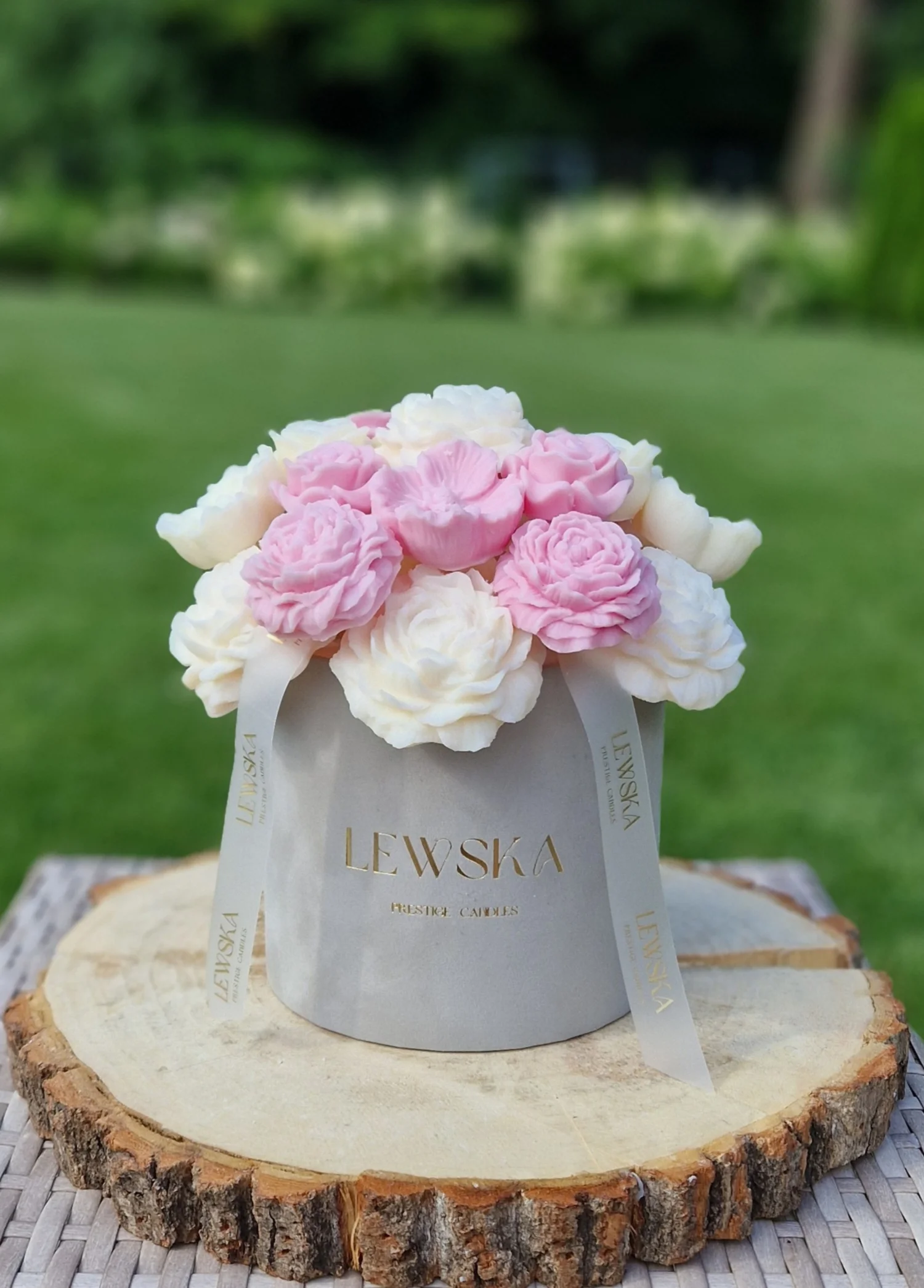 Flowerbox L szary. Mix kwiatów białych-różowych