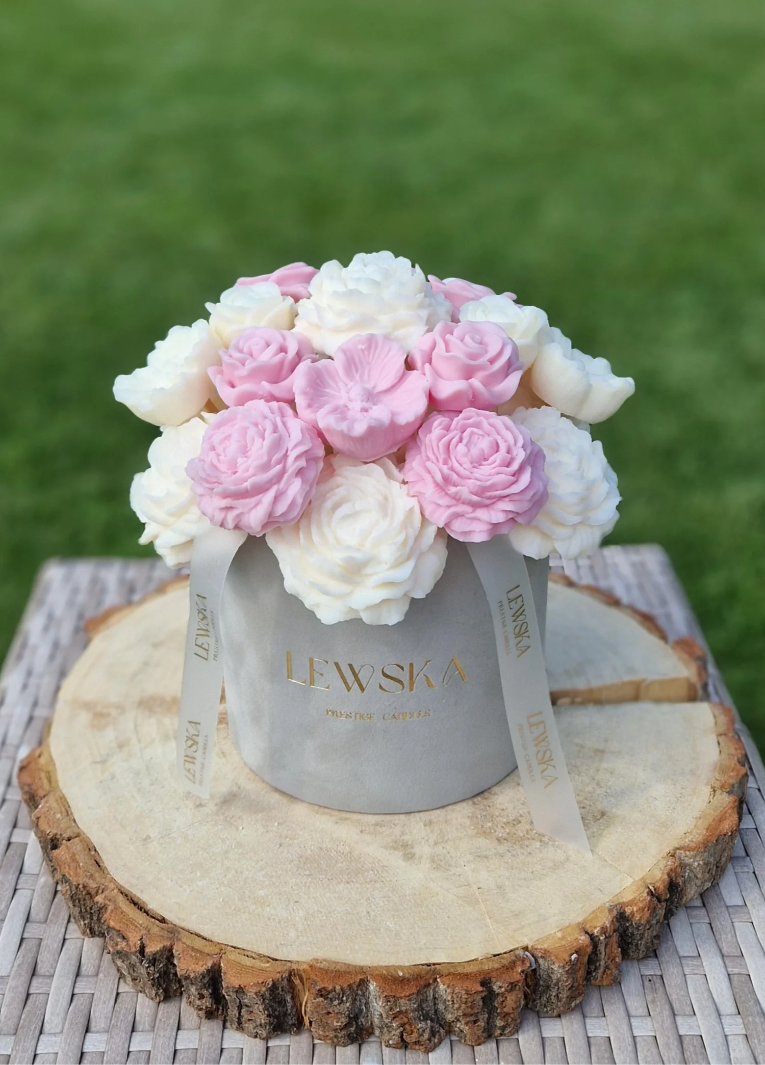 Flowerbox L szary. Mix kwiatów białych-różowych