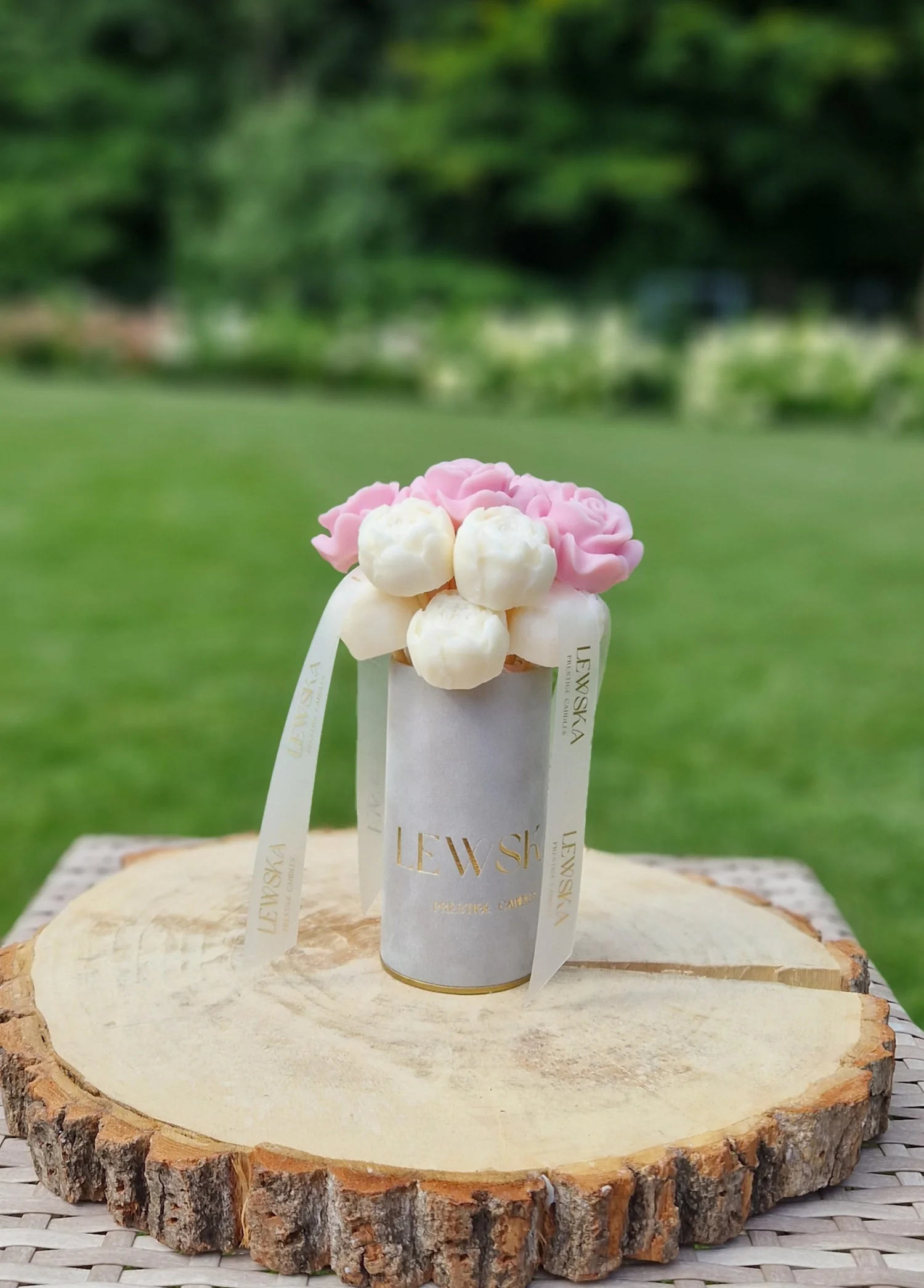 Flowerbox S szary. Kwiaty białe pąki i 3 różowe róże.