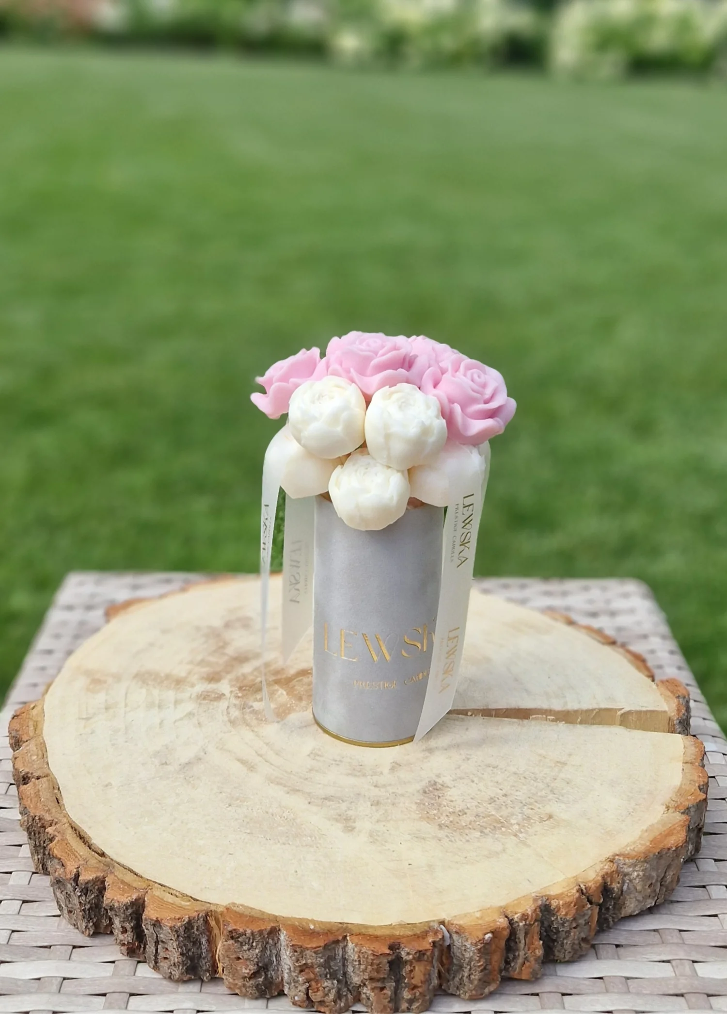 Flowerbox S szary. Kwiaty białe pąki i 3 różowe róże.