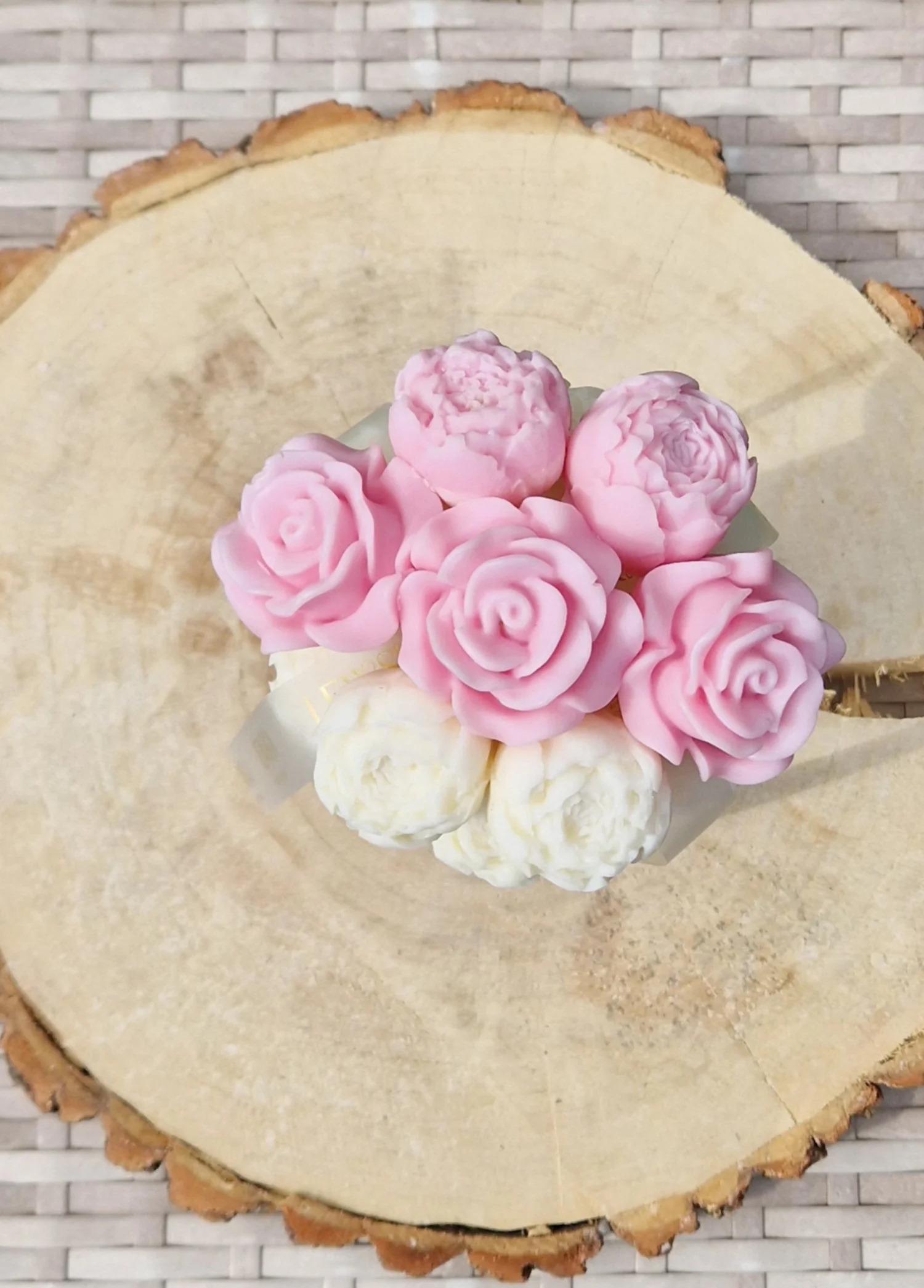 Flowerbox S szary. Kwiaty białe pąki i 3 różowe róże.