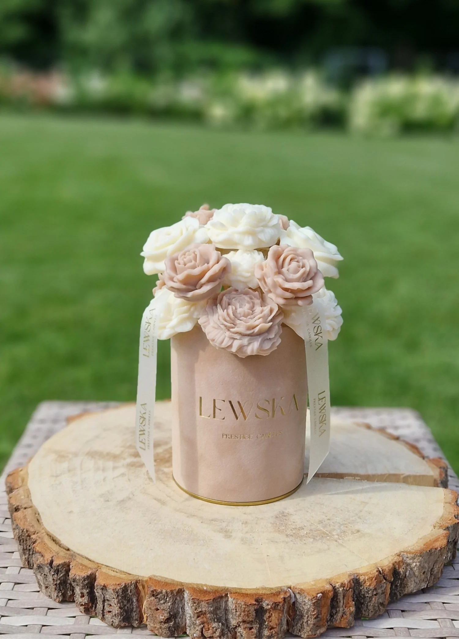 Flowerbox  M beżowy.  Mix kwiatów  biało- beżowych