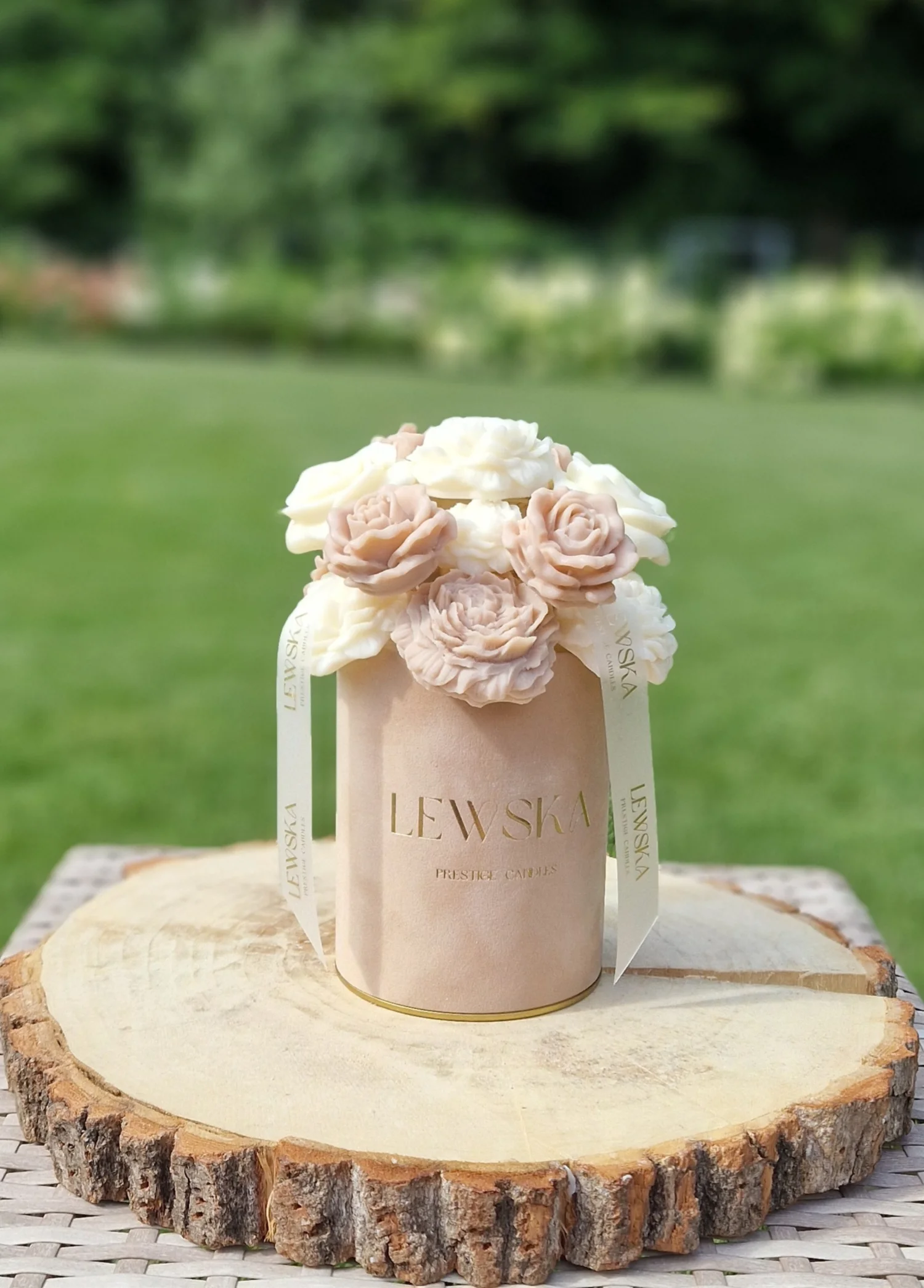 Flowerbox  M beżowy.  Mix kwiatów  biało- beżowych