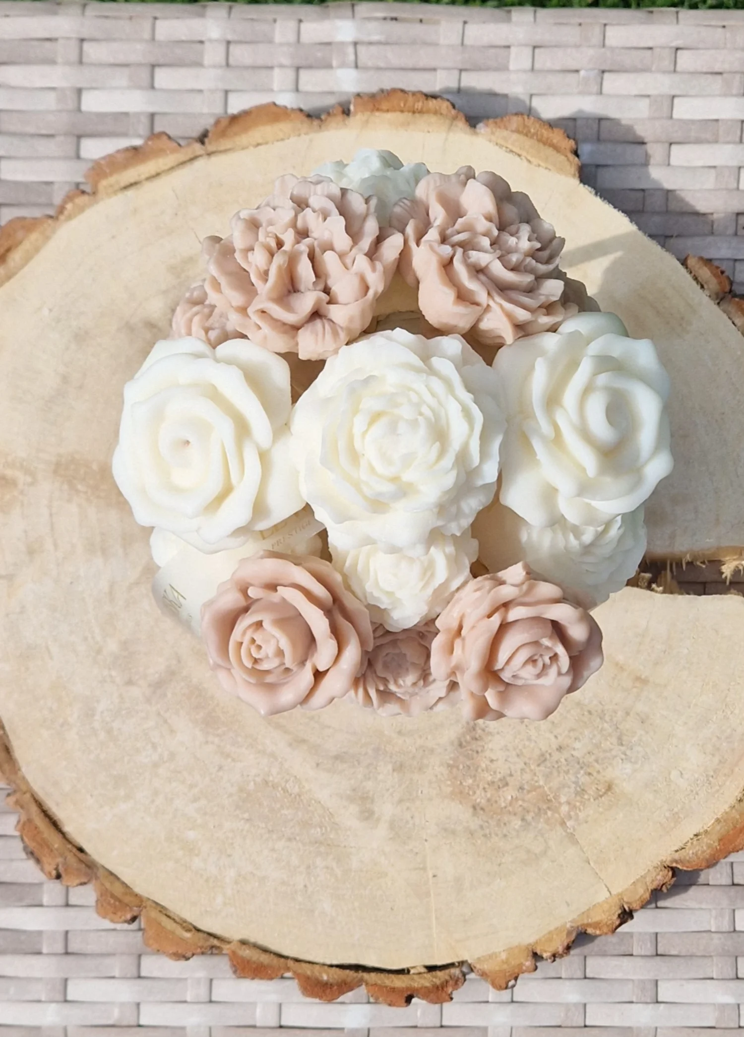 Flowerbox  M beżowy.  Mix kwiatów  biało- beżowych