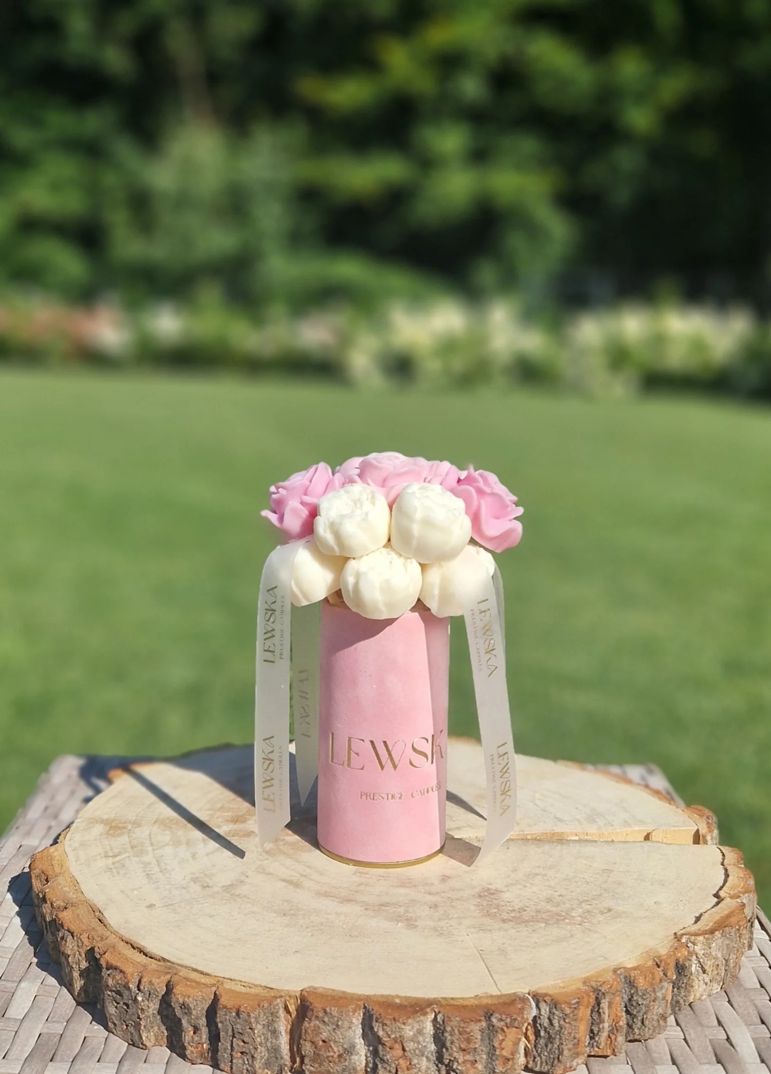 Flowerbox S pudrowy róż. Białe pąki i 3 różowe róże