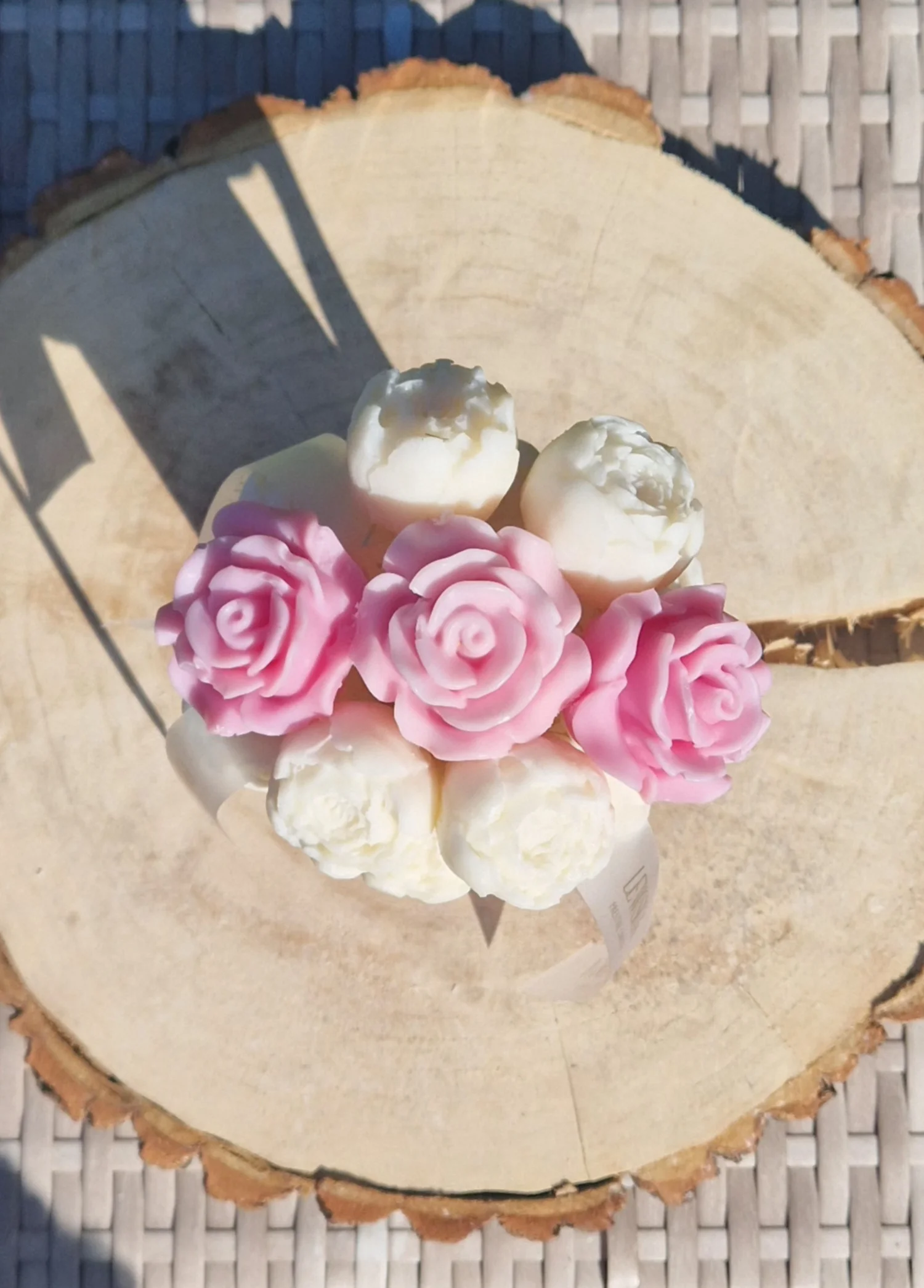 Flowerbox S pudrowy róż. Białe pąki i 3 różowe róże