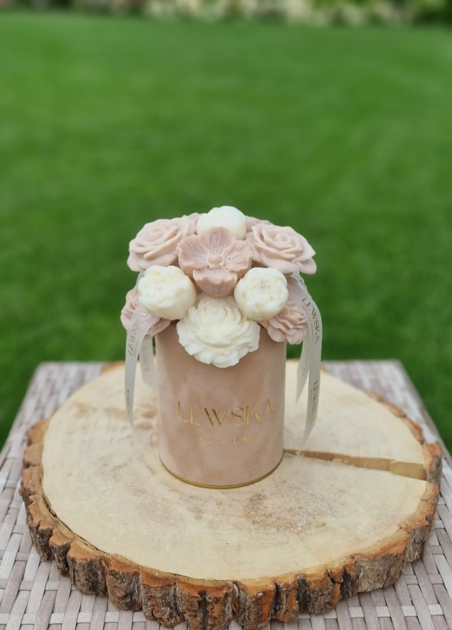 Flowerbox  M beżowy.  Mix III kwiatów  biało- beżowe