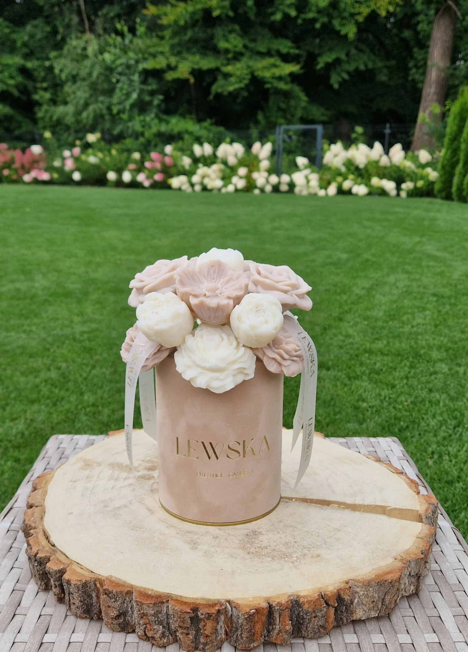 Flowerbox  M beżowy.  Mix III kwiatów  biało- beżowe