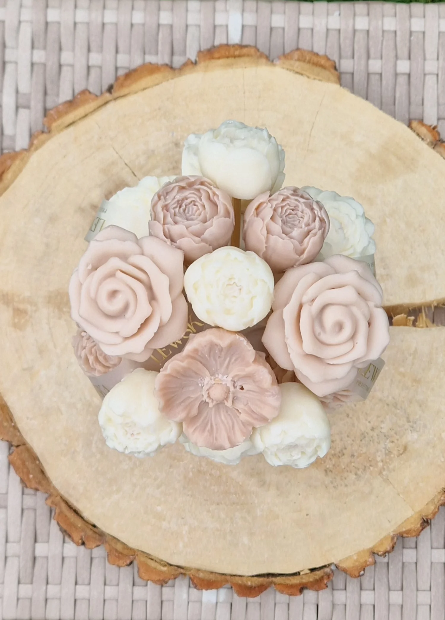 Flowerbox  M beżowy.  Mix III kwiatów  biało- beżowe