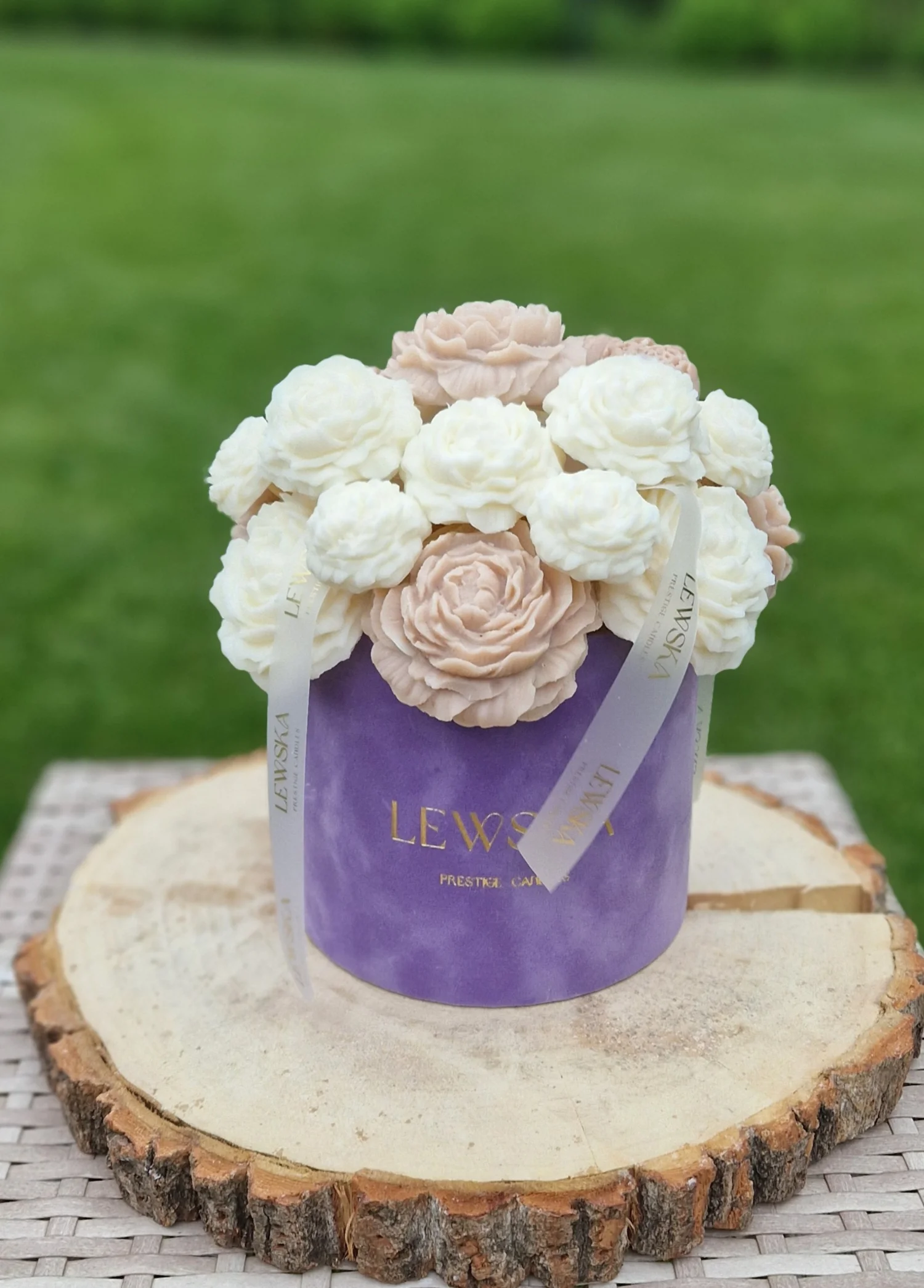 Flowerbox  sojowy L fioletowy. Kwiaty biało- beżowe