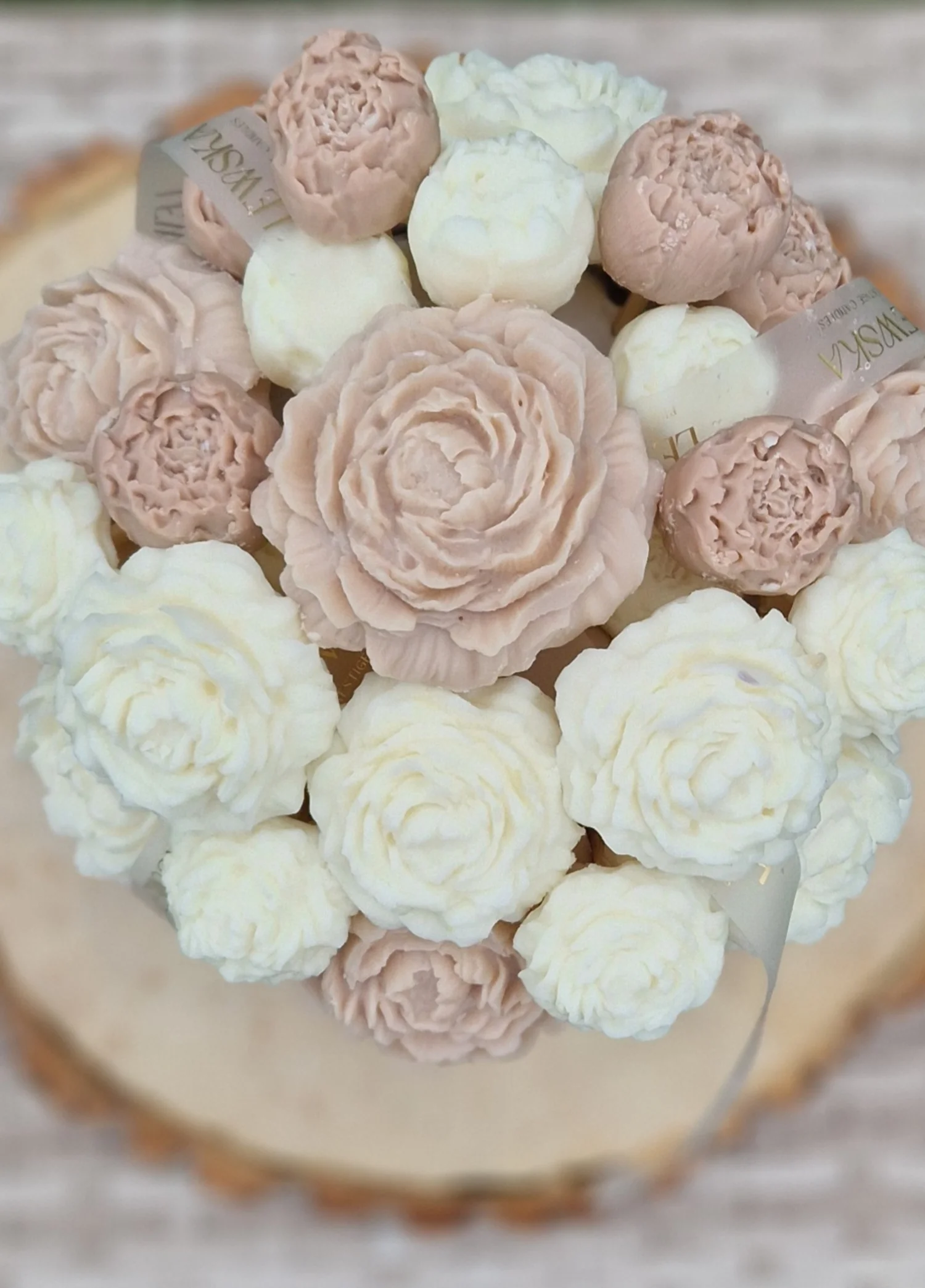 Flowerbox  sojowy L fioletowy. Kwiaty biało- beżowe