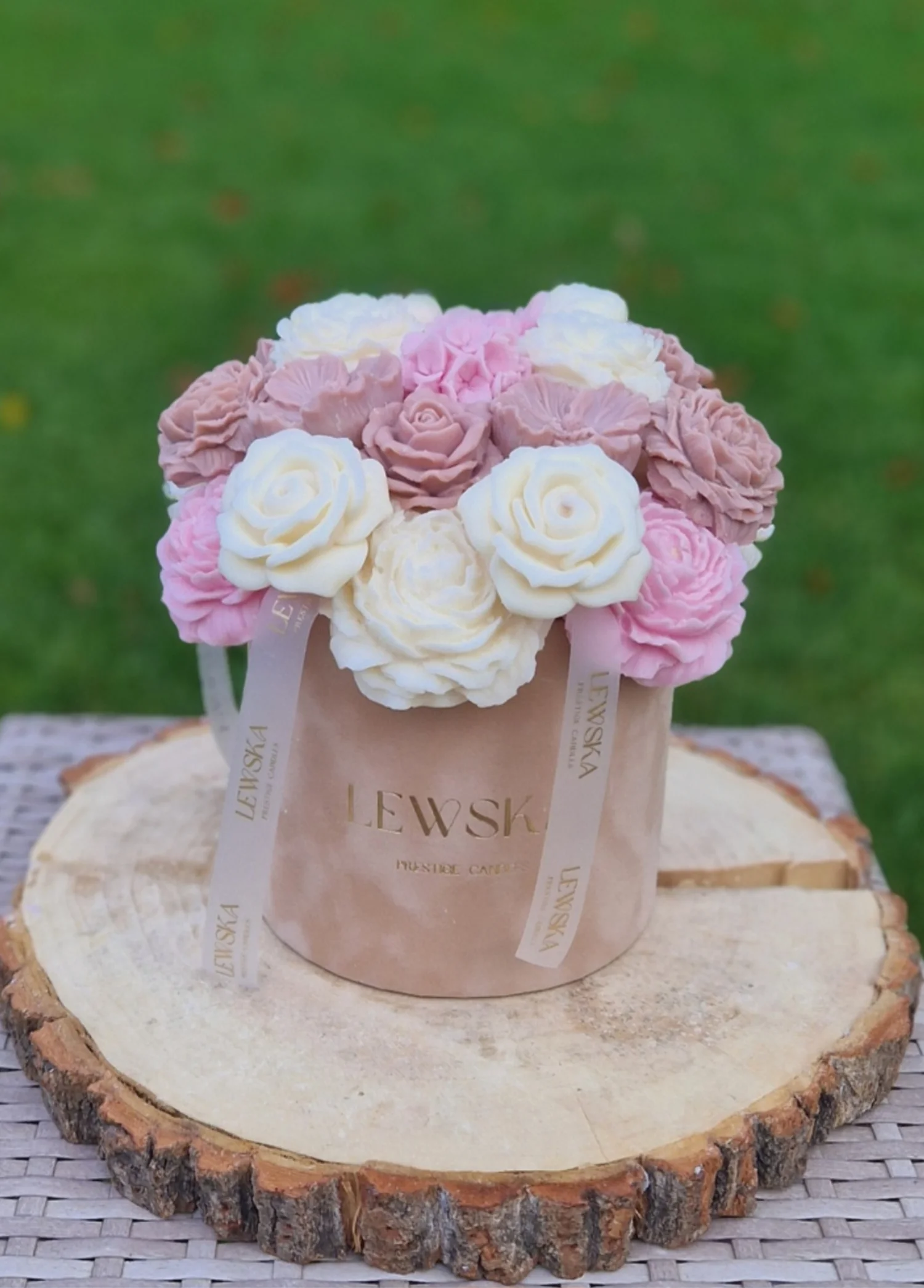 Flowerbox L beżowy. Mix kwiatów biało-beżowo-różowe