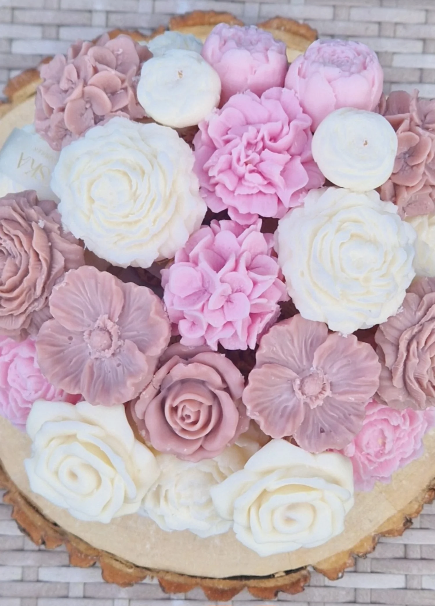 Flowerbox L beżowy. Mix kwiatów biało-beżowo-różowe