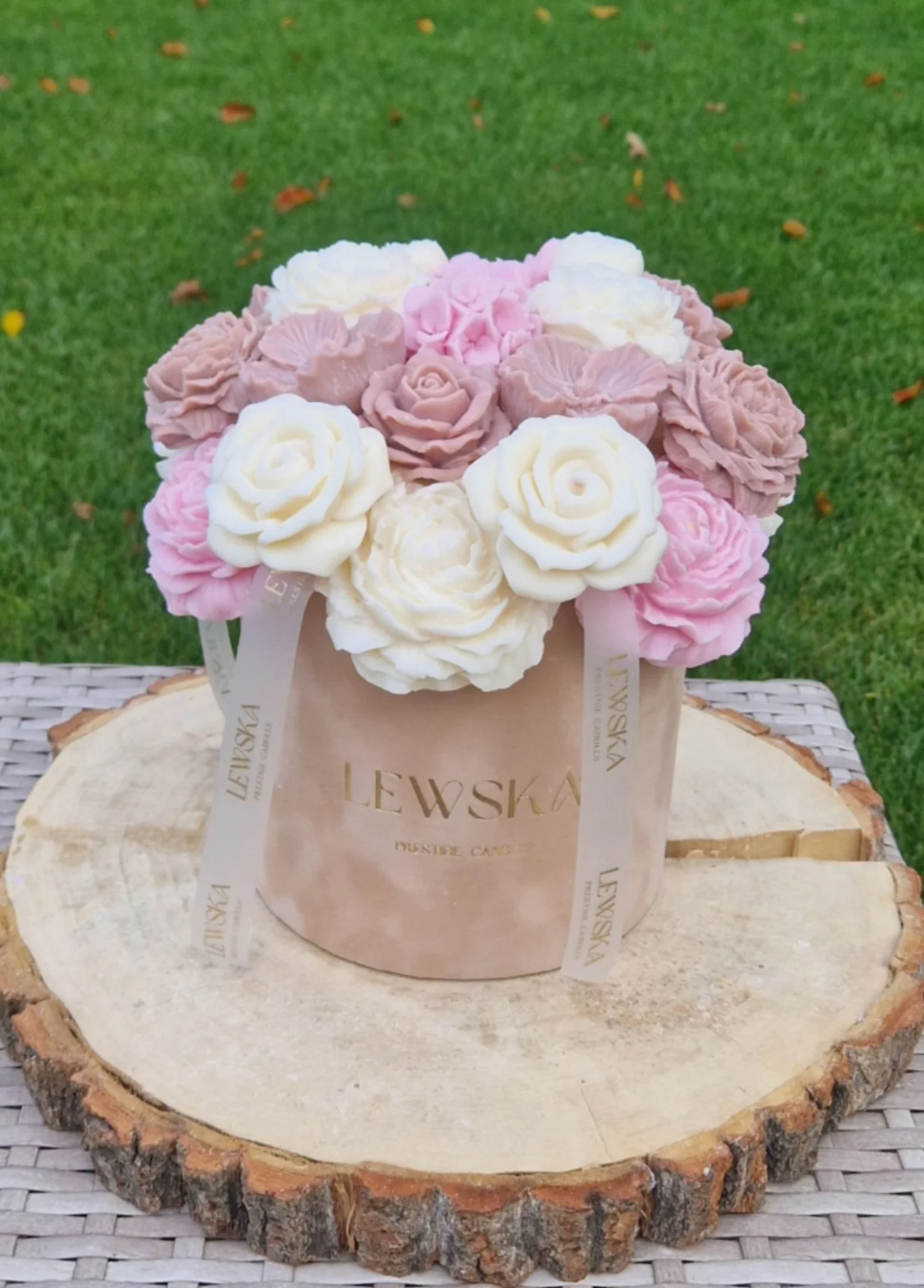 Flowerbox L beżowy. Mix kwiatów biało-beżowo-różowe