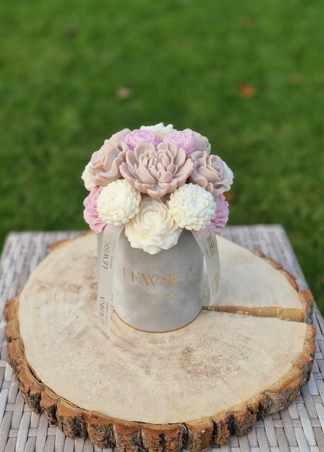 Flowerbox M szary. Mix kwiatów biało-beżowo-różowo