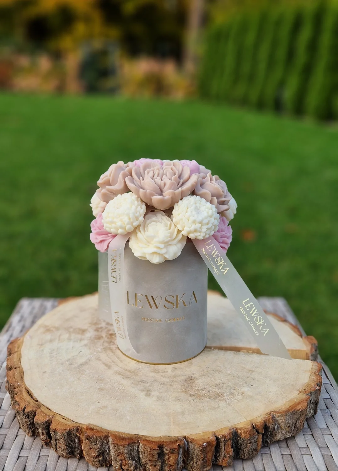 Flowerbox M szary. Mix kwiatów biało-beżowo-różowo