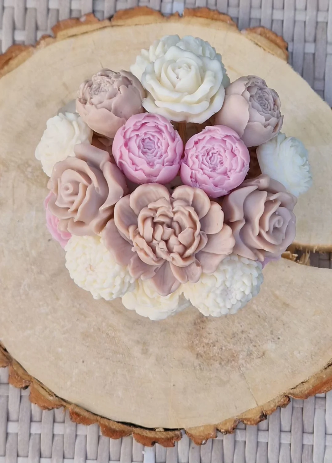 Flowerbox M szary. Mix kwiatów biało-beżowo-różowo