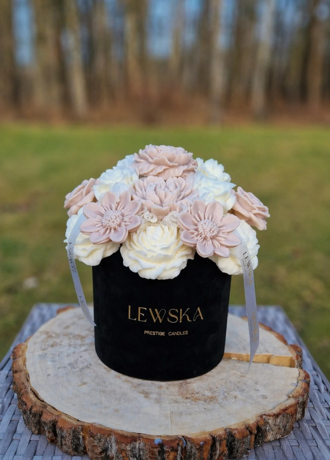 Flowerbox L  mix biało- beżowych kwiatów. Kolor pudełka do wyboru.