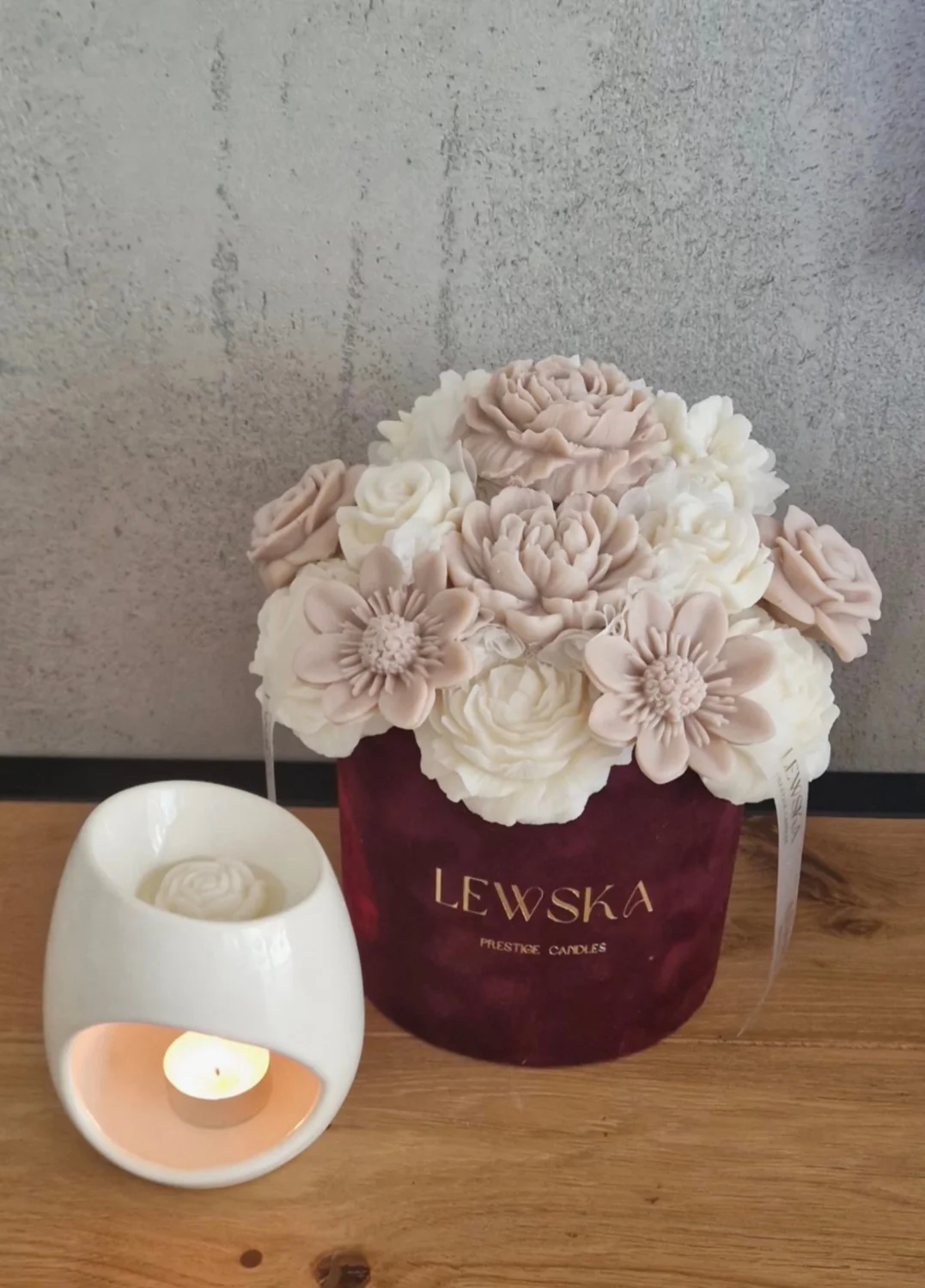 Flowerbox L  mix biało- beżowych kwiatów. Kolor pudełka do wyboru.