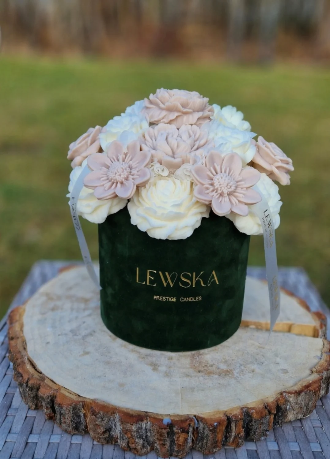 Flowerbox L  mix biało- beżowych kwiatów. Kolor pudełka do wyboru.