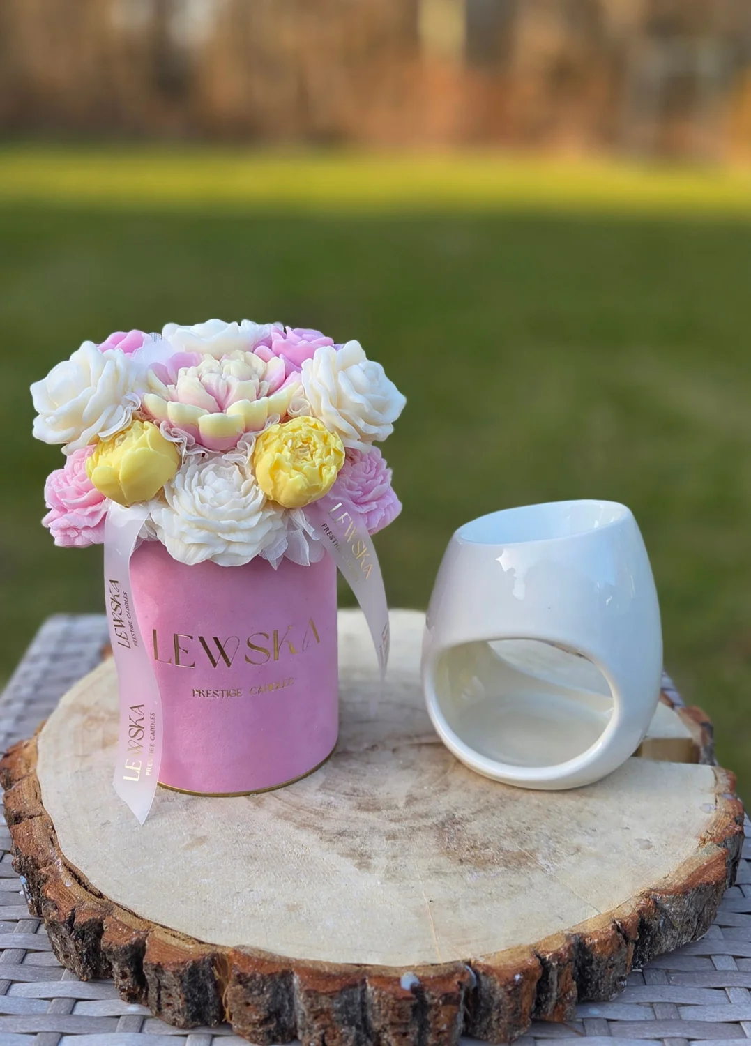 Flowerbox  sojowy M pudrowy róż- kwiaty biało-różowo-żółte