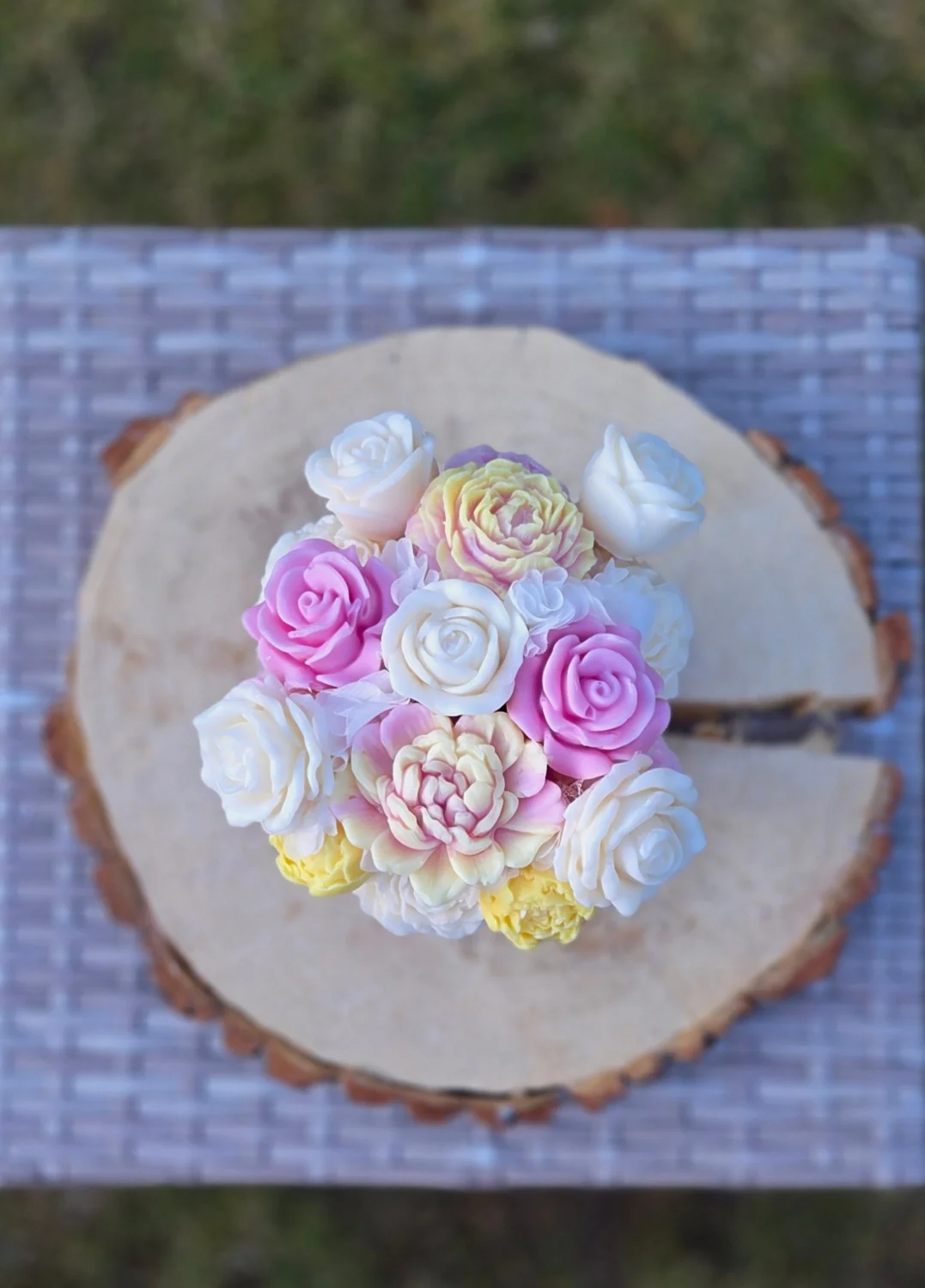 Flowerbox  sojowy M pudrowy róż- kwiaty biało-różowo-żółte