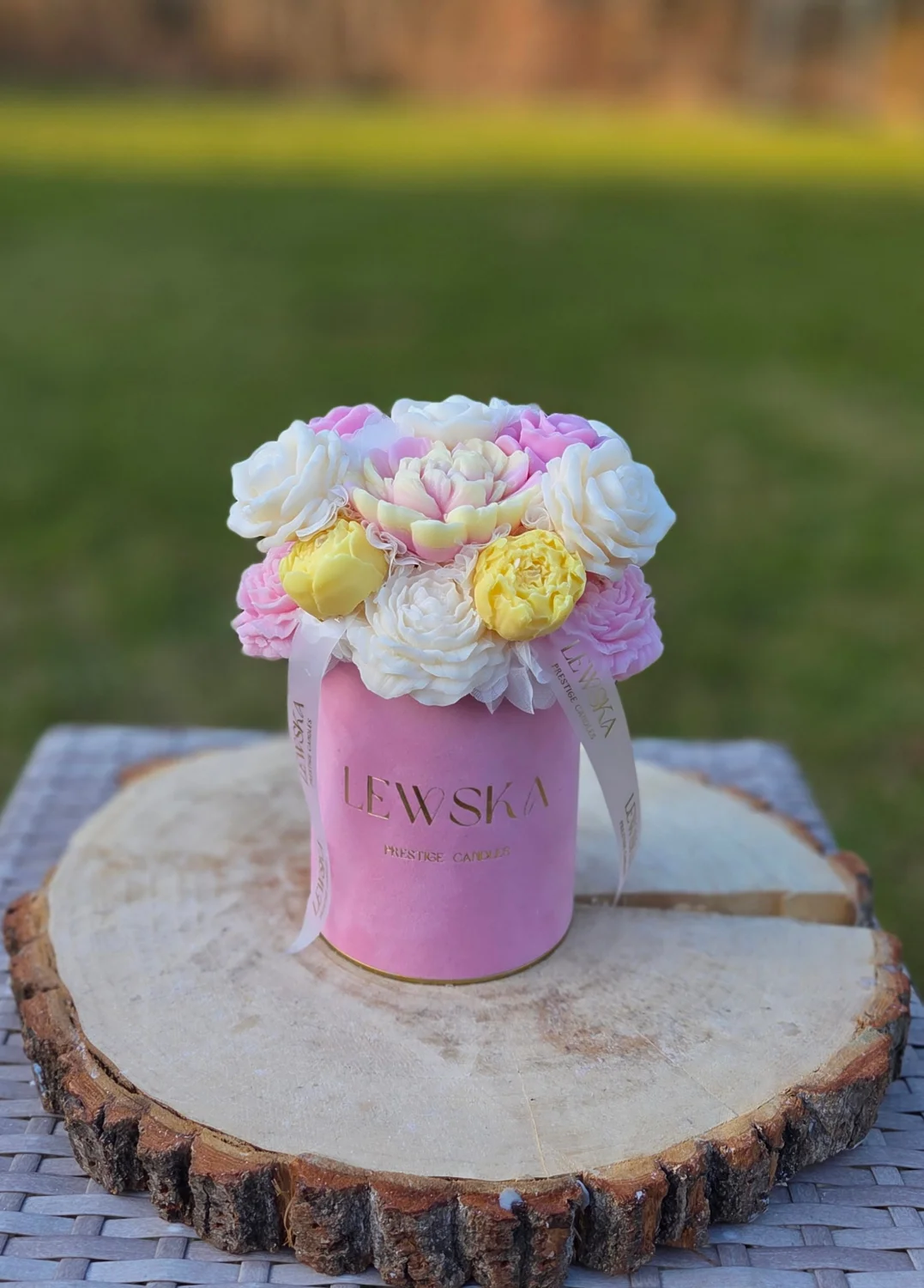 Flowerbox  sojowy M pudrowy róż- kwiaty biało-różowo-żółte