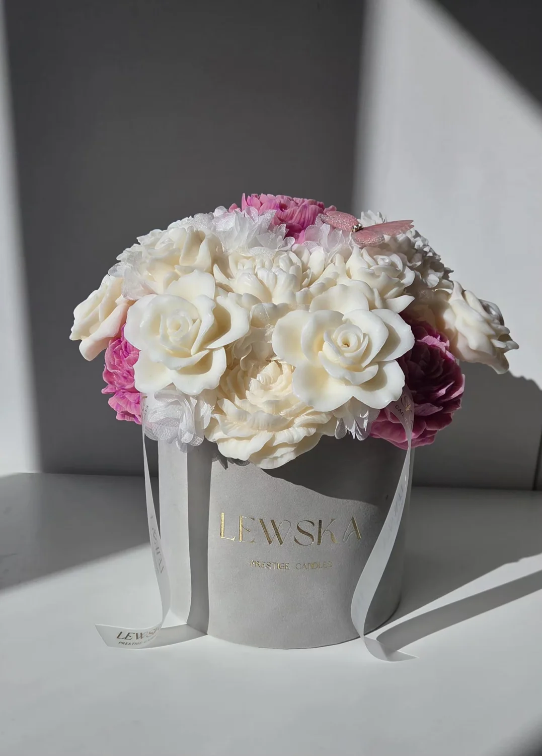 Flowerbox L kwiaty biało- malinowe. Kolor pudełka do wyboru