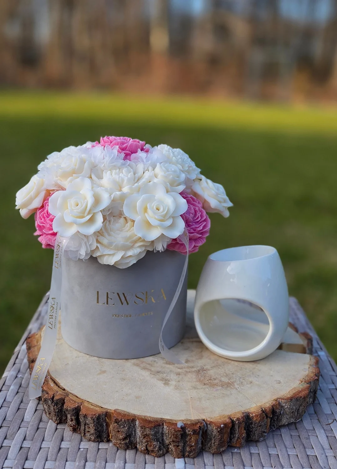 Flowerbox L szary- kwiaty biało- malinowe