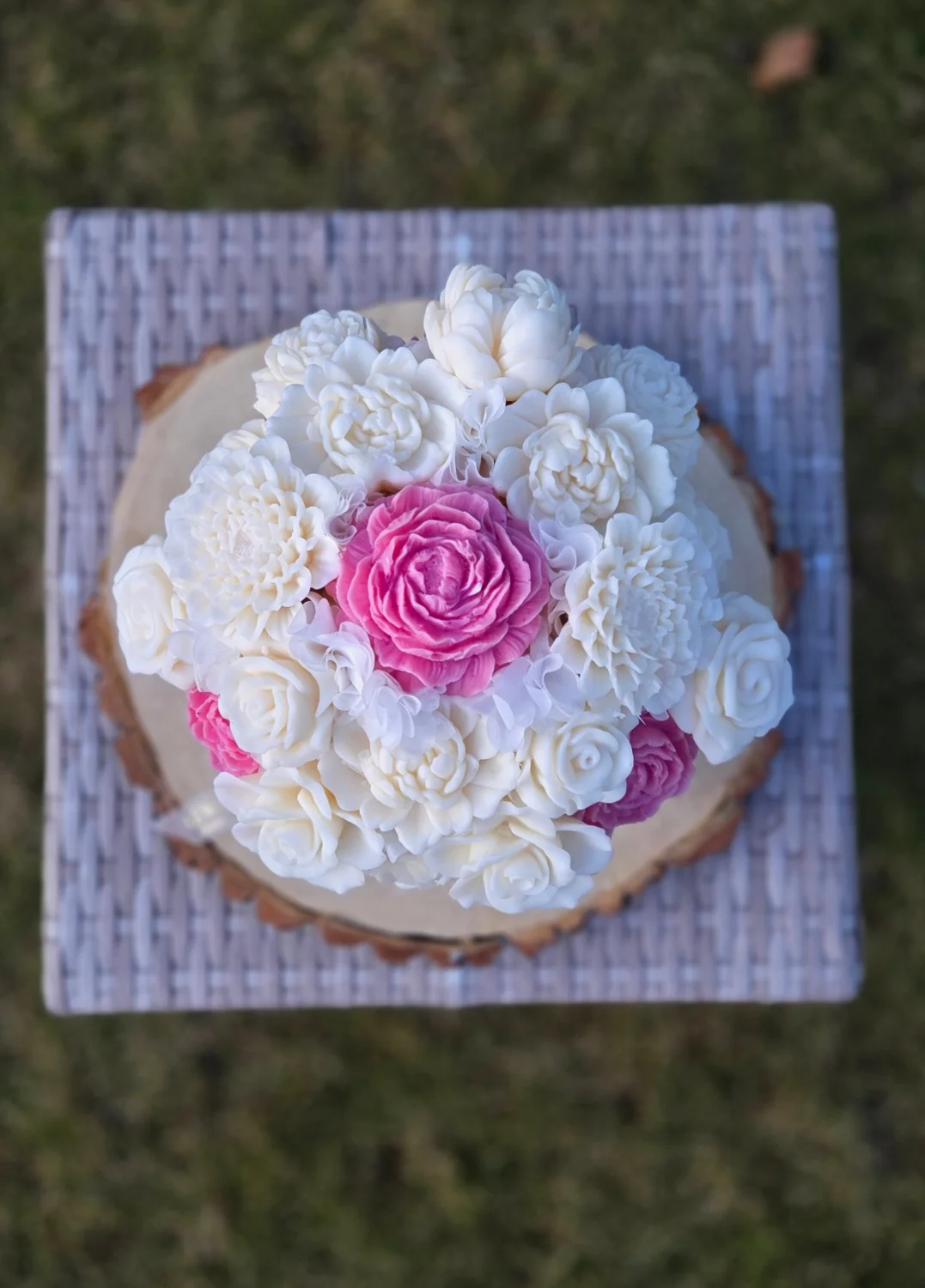 Flowerbox L szary- kwiaty biało- malinowe