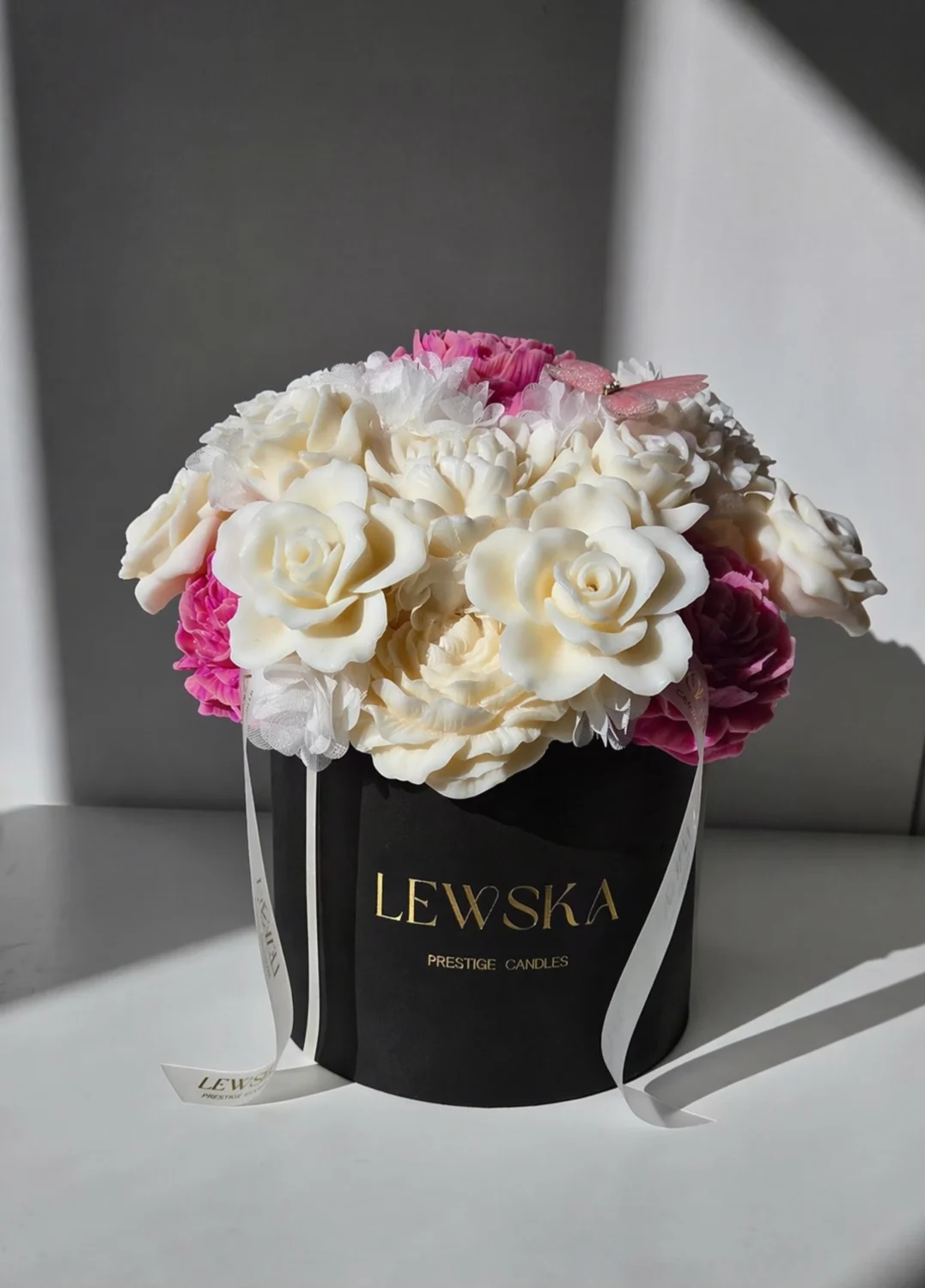 Flowerbox L kwiaty biało- malinowe. Kolor pudełka do wyboru