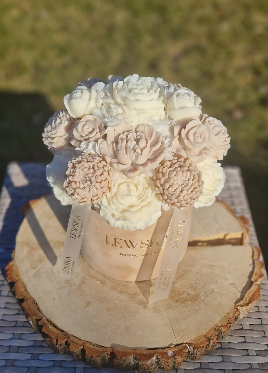 Flowerbox  L beżowy. Kwiaty biało beżowe